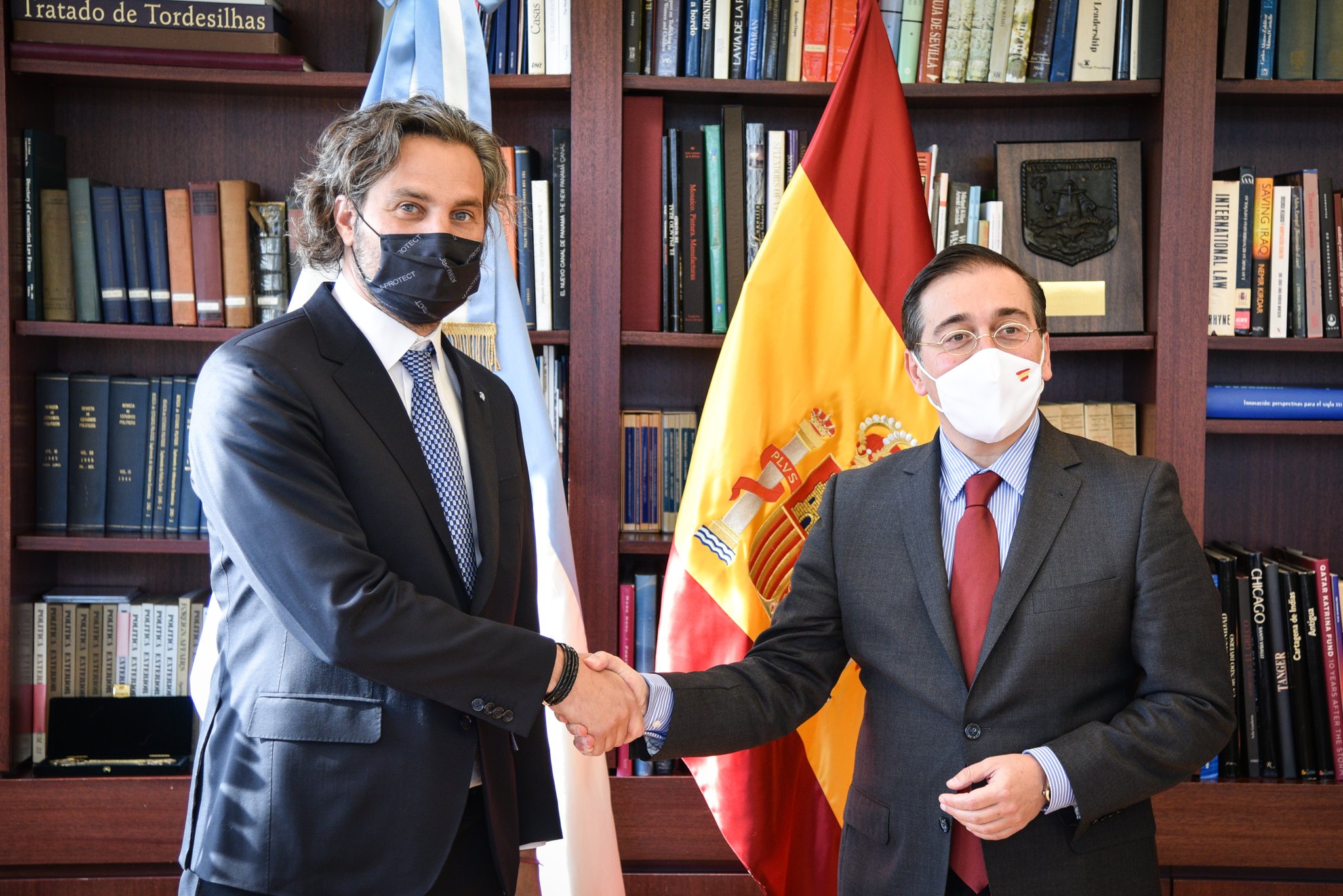 Santiago Cafiero junto al canciller español, José Manuel Albares