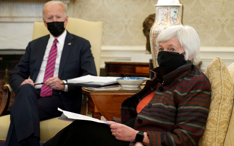 La secretaria del Tesoro de Estados Unidos, Janet Yellen, en una reunión con el presidente Joe Biden en el Salón Oval de la Casa Blanca (REUTERS/Kevin Lamarque)