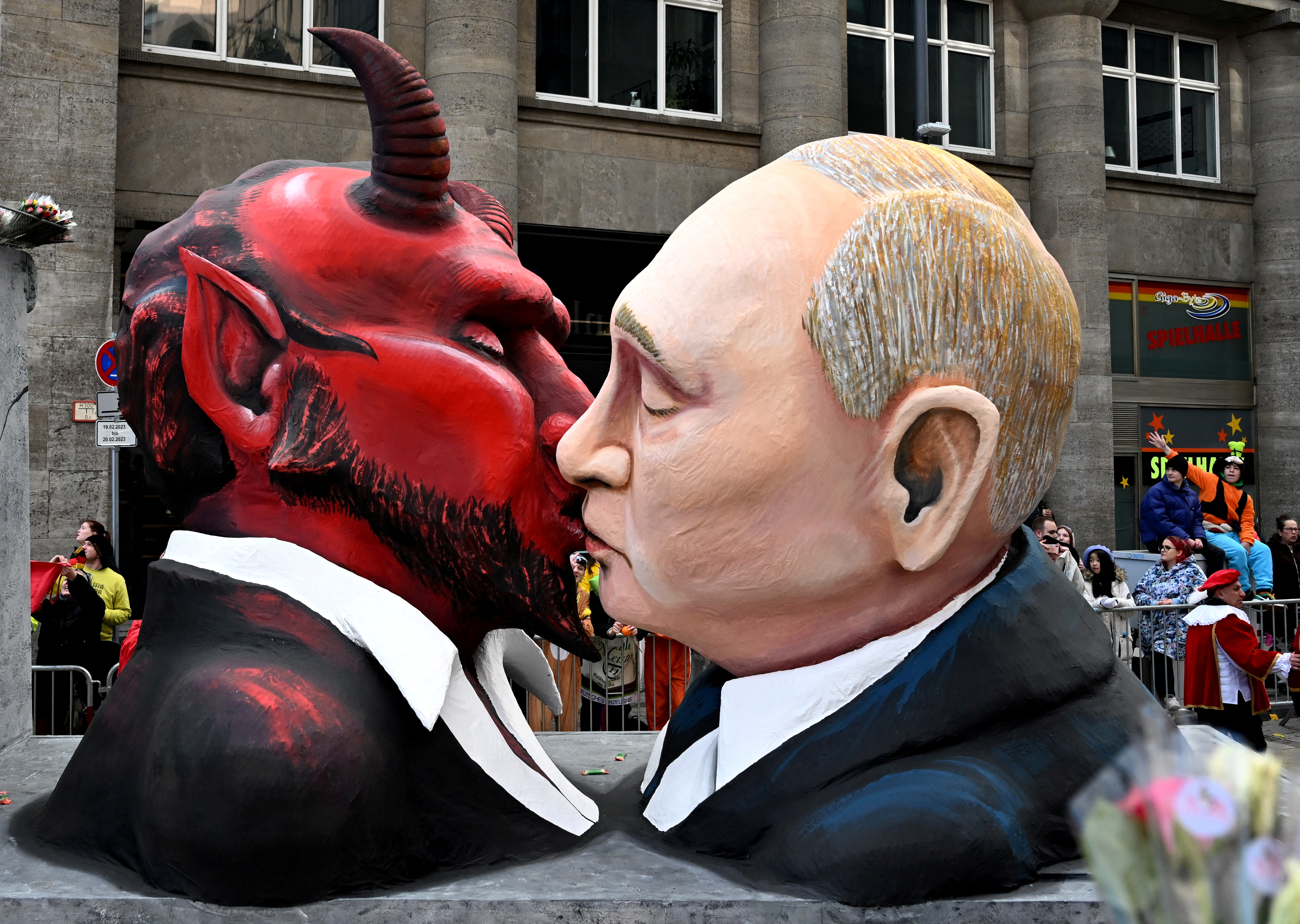Vladimir Putin besando al diablo en una carrosa del carnaval de Colonia, Alemania (REUTERS/Jana Rodenbusch)