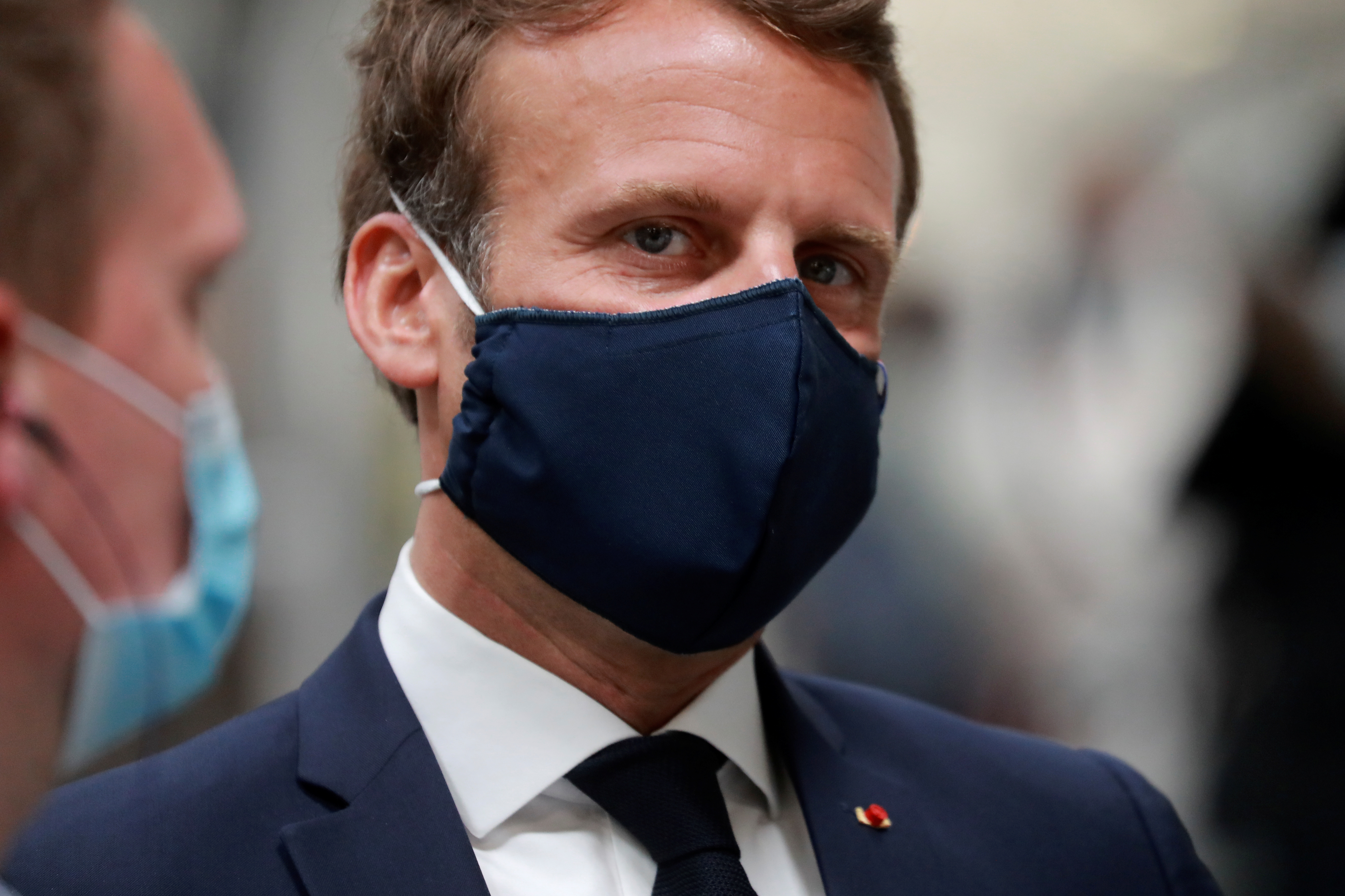 Emmanuel Macron visita, con una mascarilla, una fábrica en Etaples (Reuters)