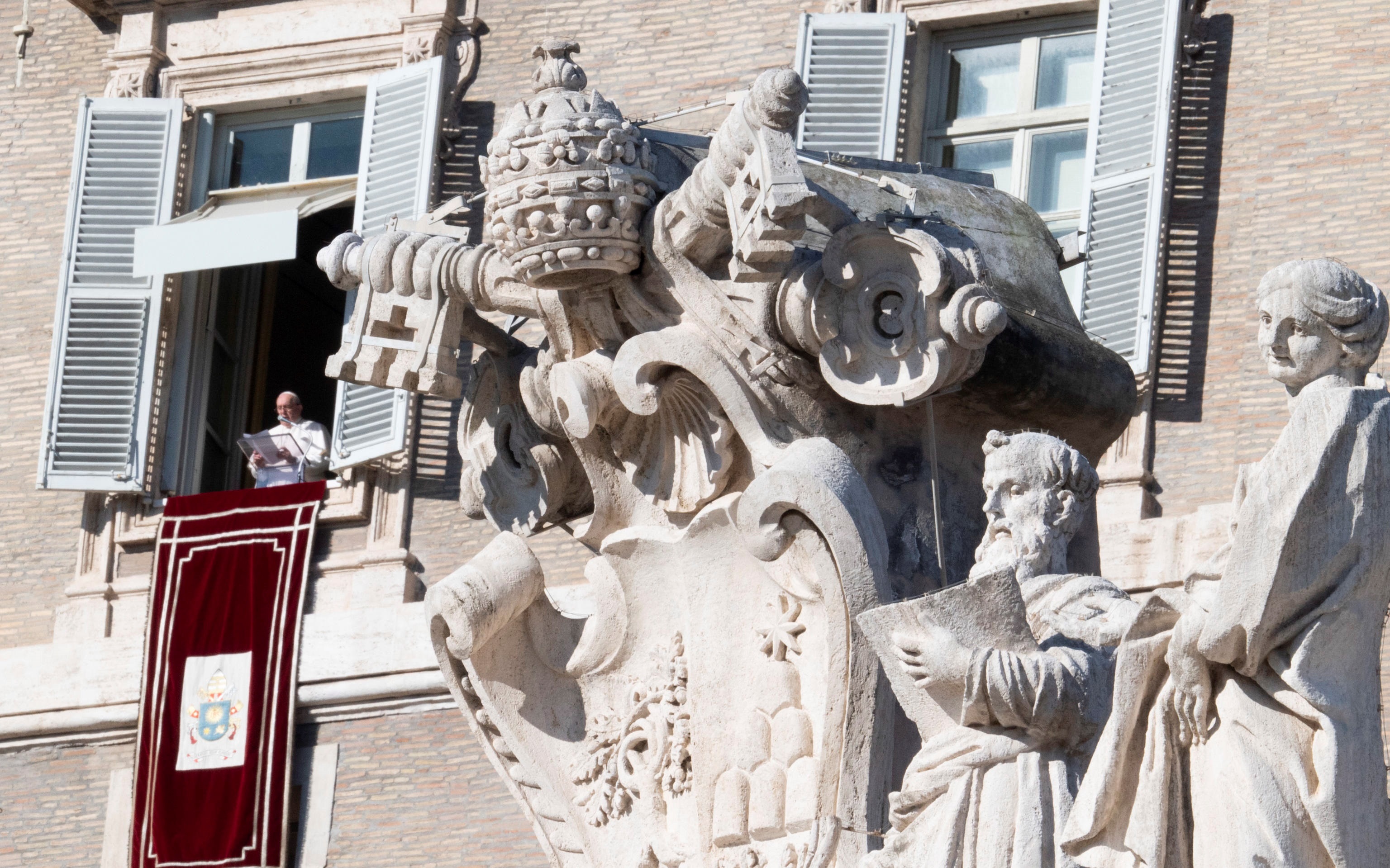 El papa Francisco durante el rezo del Angelus desde la ventana de sus dependencias en la Plaza de San Pedro del Vaticano, este domingo. EFE/EPA/CLAUDIO PERI