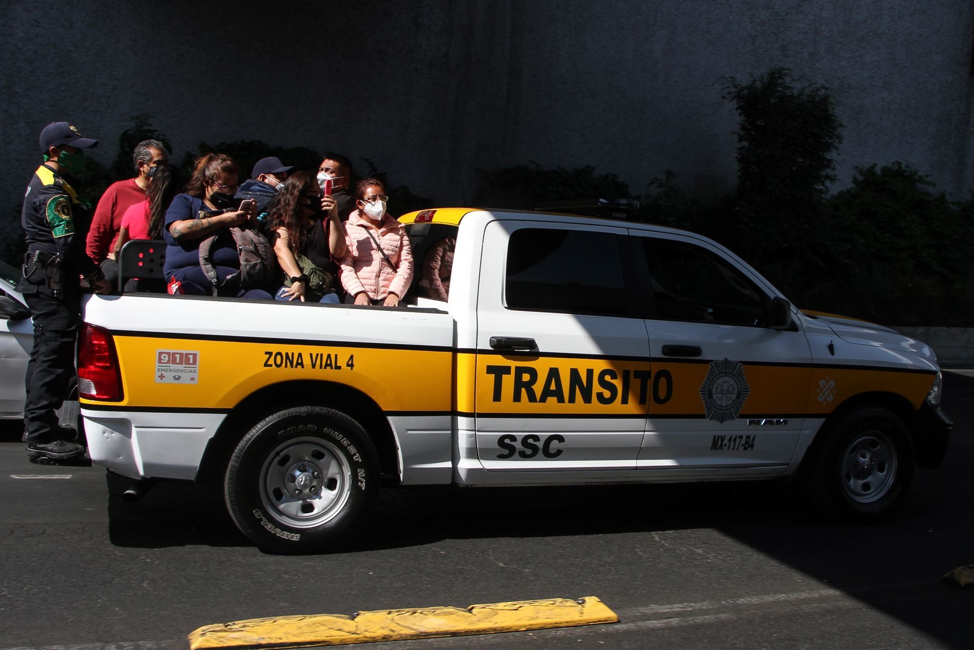 9 de enero de 2021. Ciudad de México. Tras el incendio en el Centro de Control del Sistema de Transporte Colectivo Metro, las estaciones de la línea 1 a las 6 permanecerán cerradas por lo que flotillas de RTP y camionetas de La Secretaria de Seguridad Ciudadana, apoyarán a usuarios durante sus traslados.