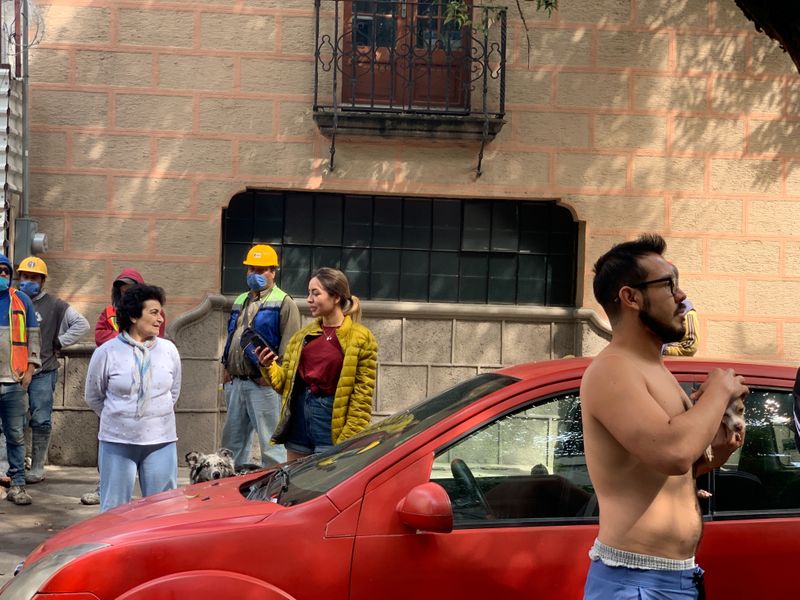 Gente reacciona después de un terremoto en la Ciudad de México. 23 de junio de 2020. Foto: REUTERS/Carlos Jasso