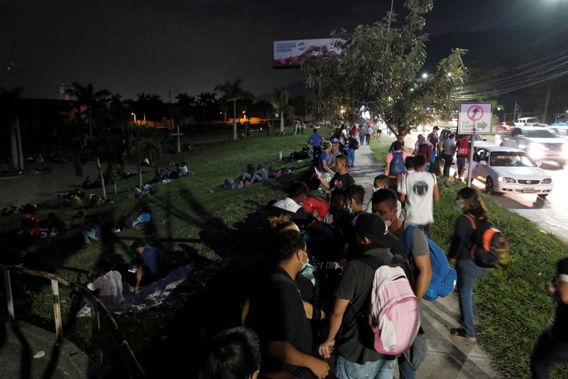 Migrantes se reúnen en San Pedro Sula, Honduras, para participar en una caravana que se dirige hacia Estados Unidos. 30 de septiembre de 2020 (REUTERS / Stringer NI VENTAS NI ARCHIVOS)