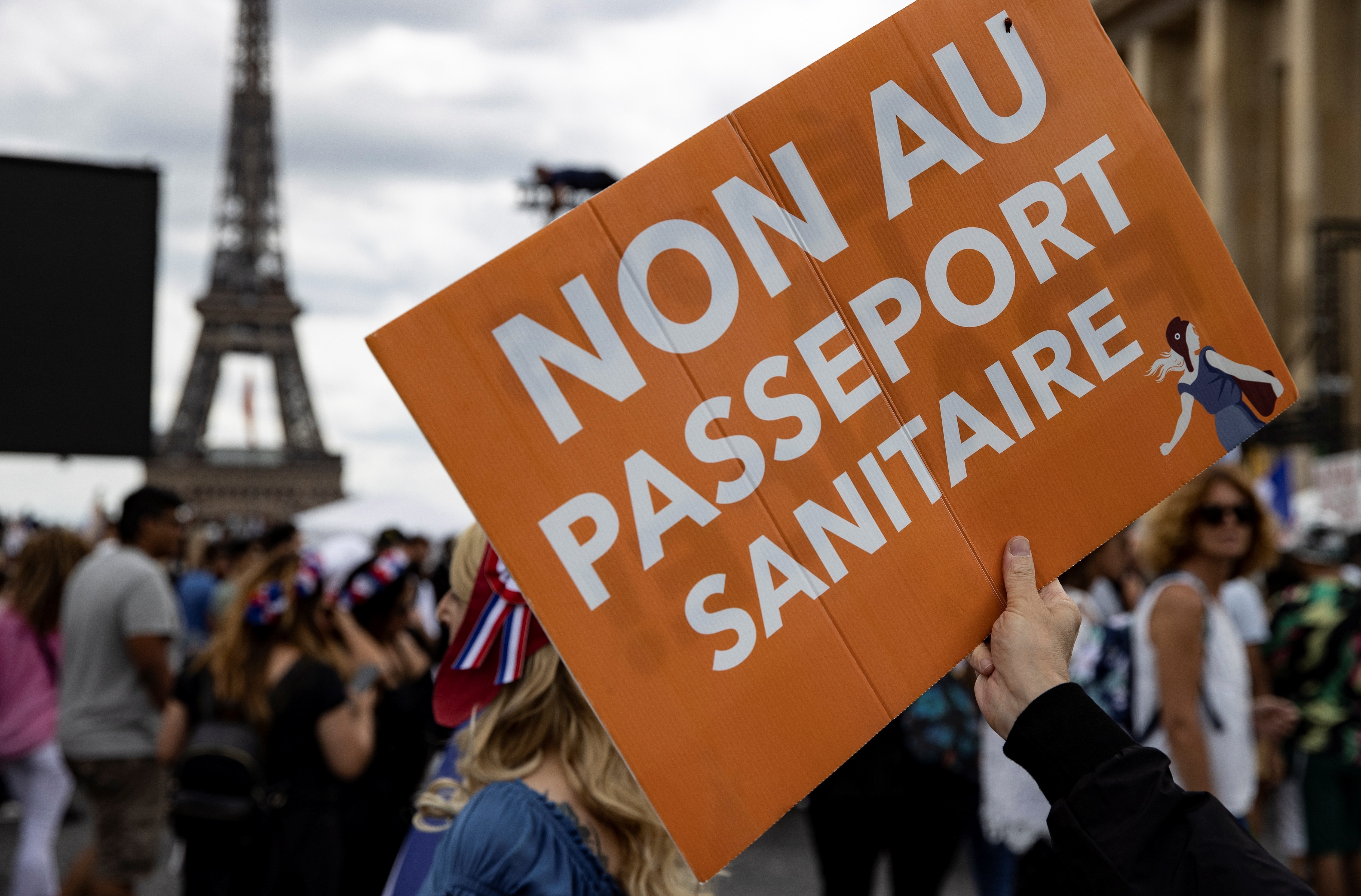 Protestas en París este sábado contra el certificado sanitario. EFE/EPA/IAN LANGSDON
