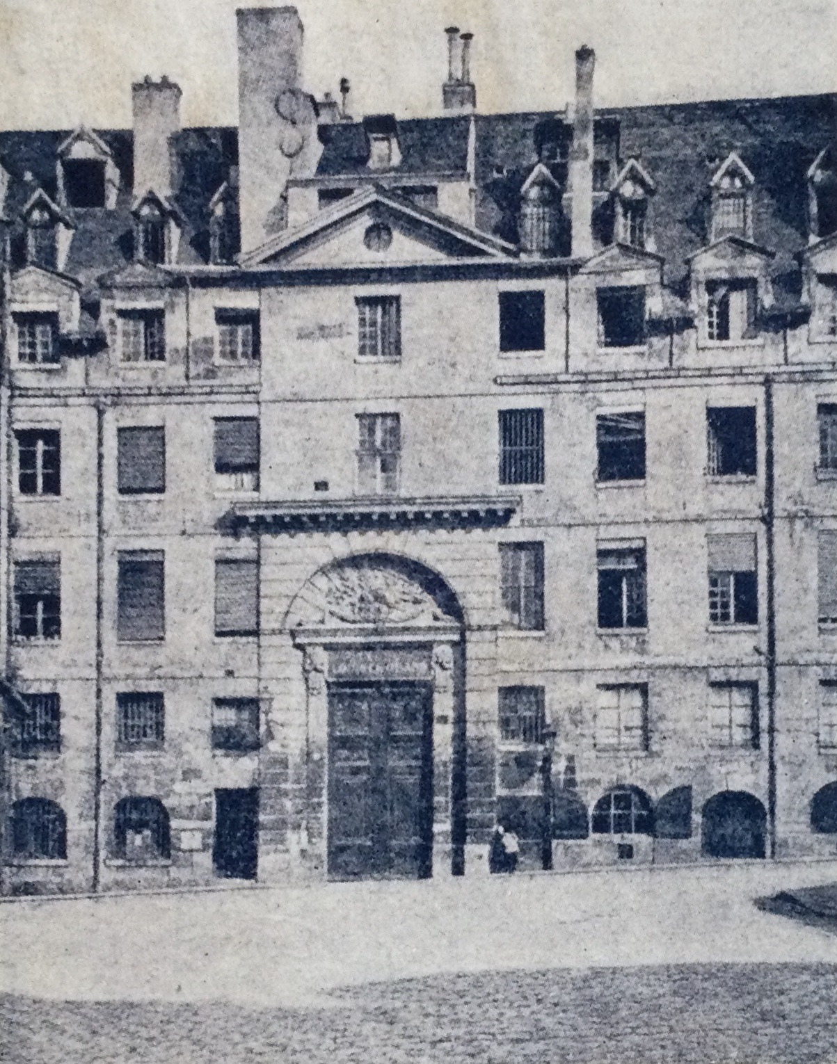 Frente del colegio Louis-le-Grand, donde Robespierre recitó de memoria frente a los reyes de Francia. El colegio había sido fundado por los jesuitas en 1562. Publicado en A Travers Paris, de G. Cain.