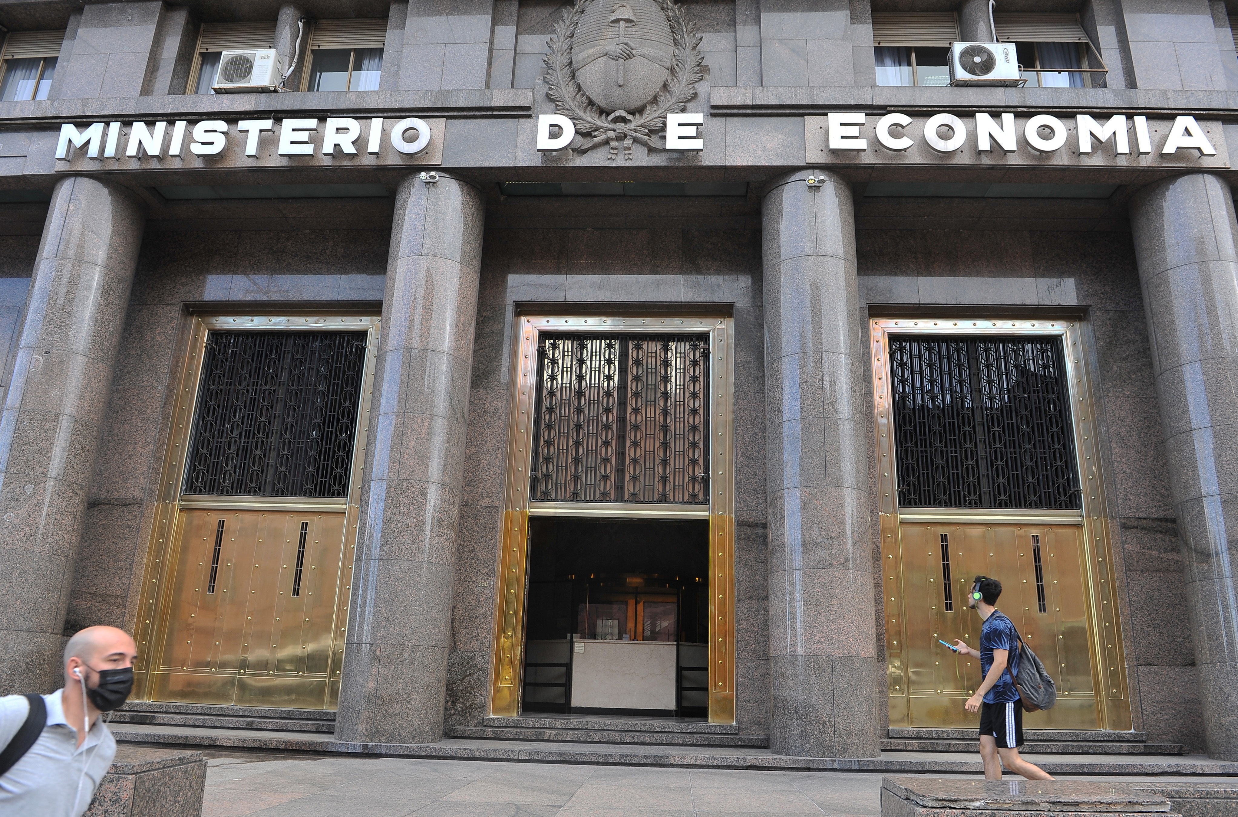 Contrató a dos escorts y eran ladronas: le abrieron la puerta a tres cómplices y se llevaron una cifra millonaria