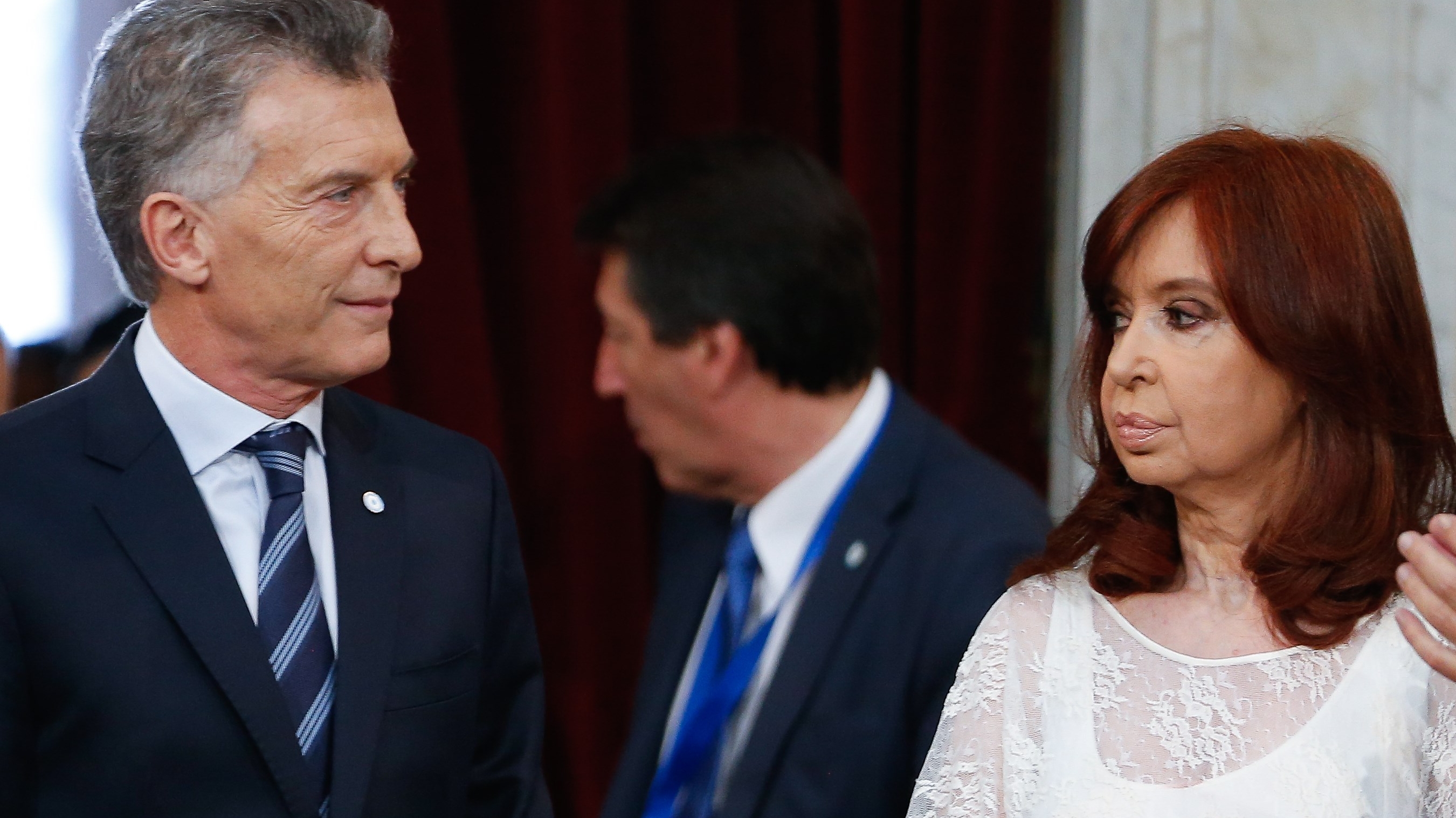 Foto mítica. El día en que Mauricio Macri le entregó el poder a Alberto Fernández y Cristina Kirchner. (EFE)