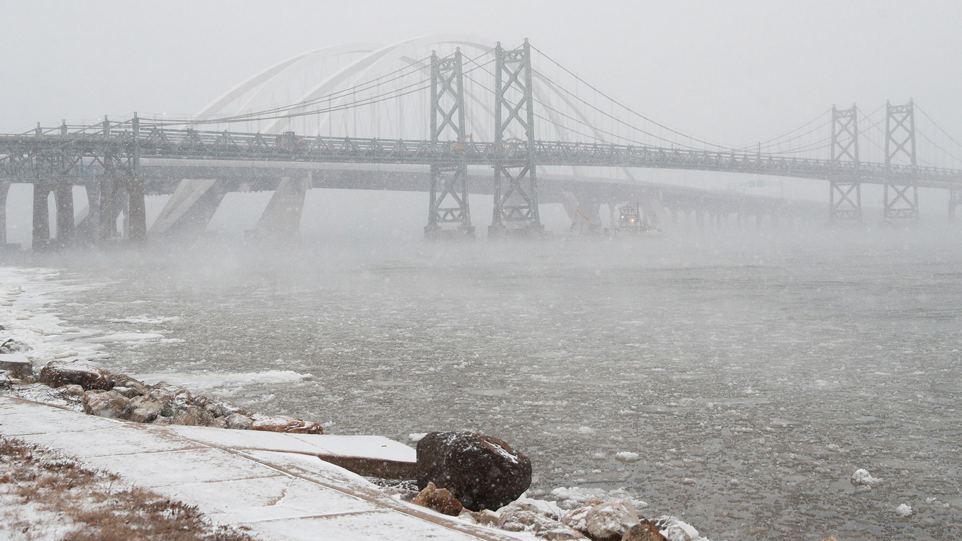 Los puentes de la I-74 se ven a través de la nieve y la niebla sobre el río Mississippi en Bettendorf, Iowa