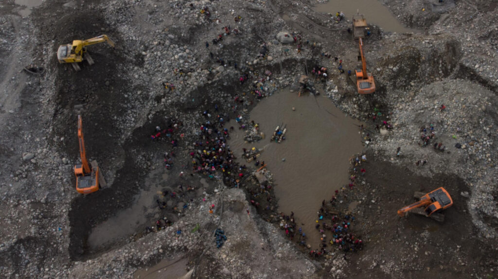 Vista panorámica de la minería ilegal en Yutzupino. (Foto: Iván Castaneira. PRIMICIAS).
