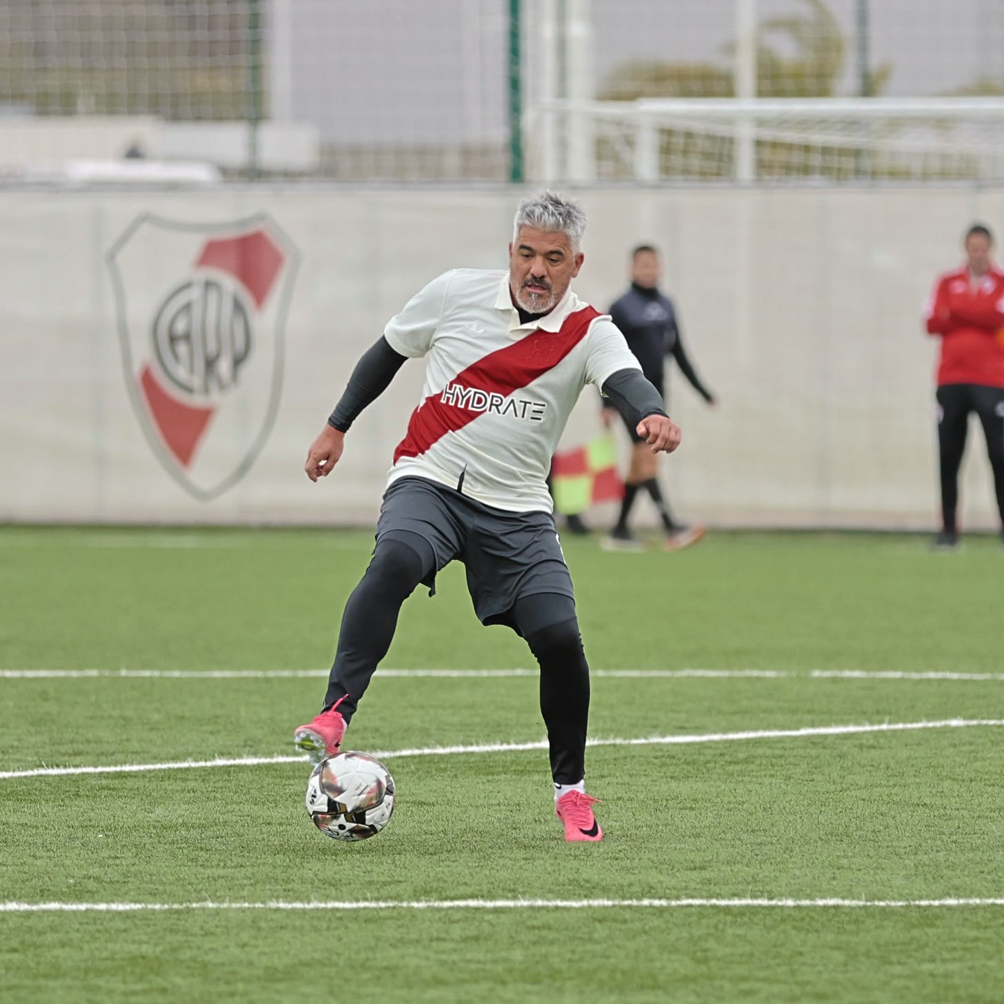 Asistencia de lujo y golazo de tiro libre: el show del Burrito Ortega a sus 52 a&ntilde;os en el Senior de River Plate