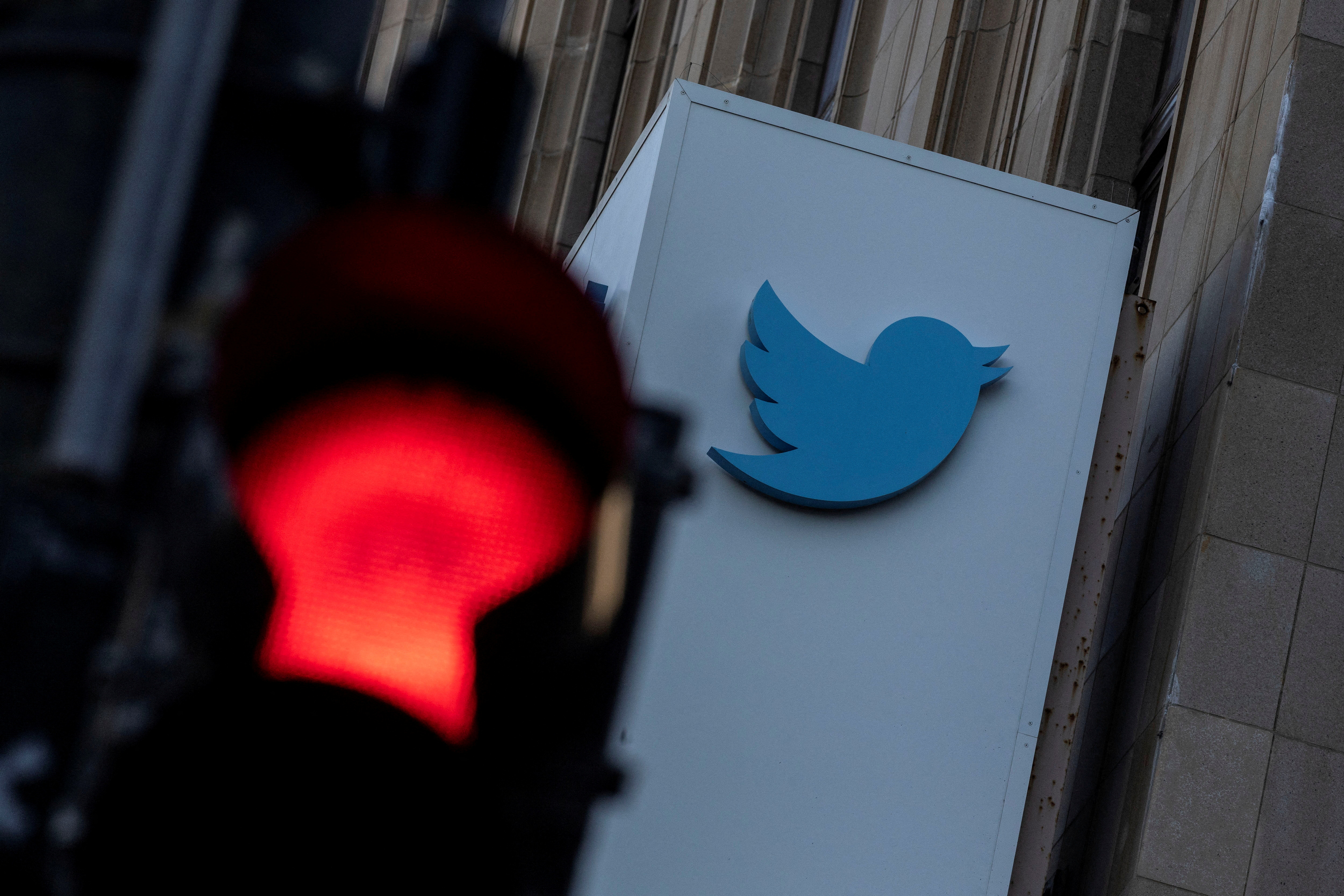Twitter no permite que los usuarios aprovechen la plataforma para incitar o glorificar los actos de violencia de ningún tipo. (REUTERS/Carlos Barria)