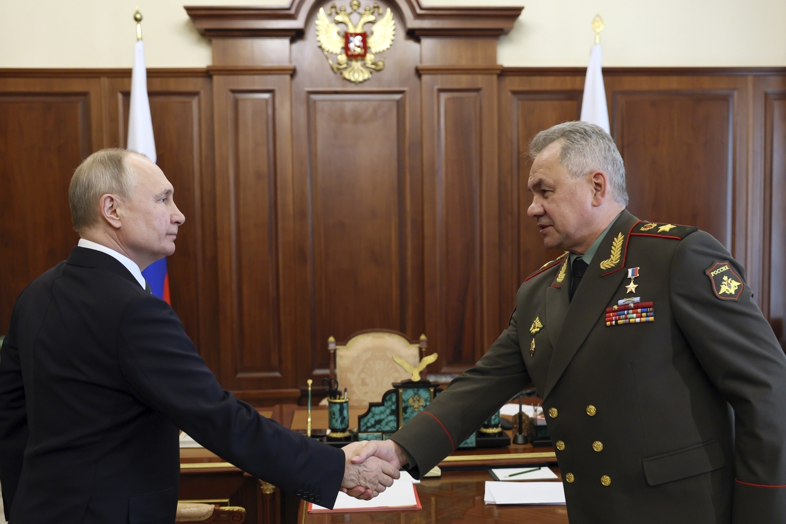 Putin y el ministro de Defensa, Sergéi Shoigu (Kremlin Pool Foto vía AP)