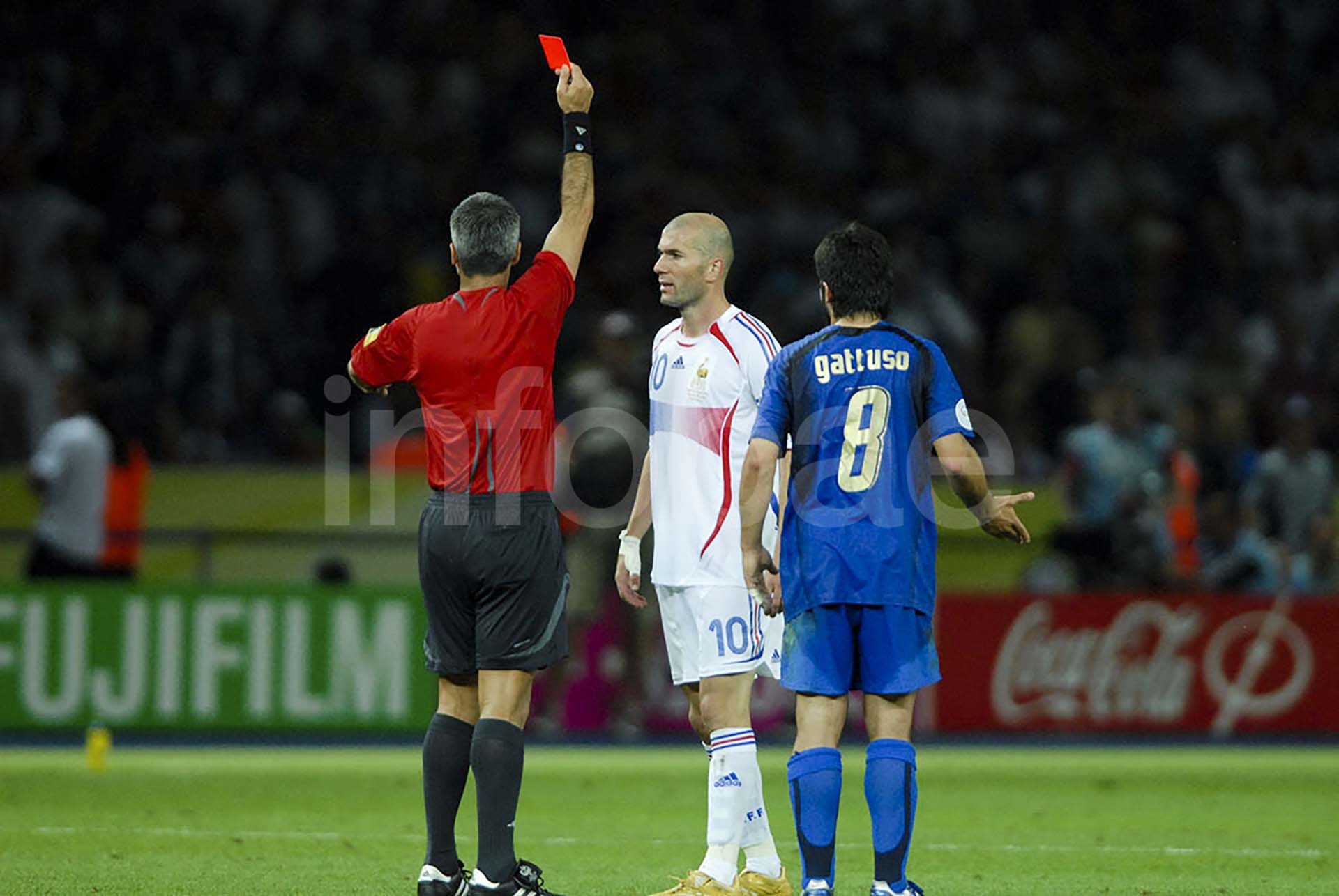 Zinedine Zidane es expulsado tras golpear al italiano Marco Materazzi en la final del Mundial de Alemania 2006