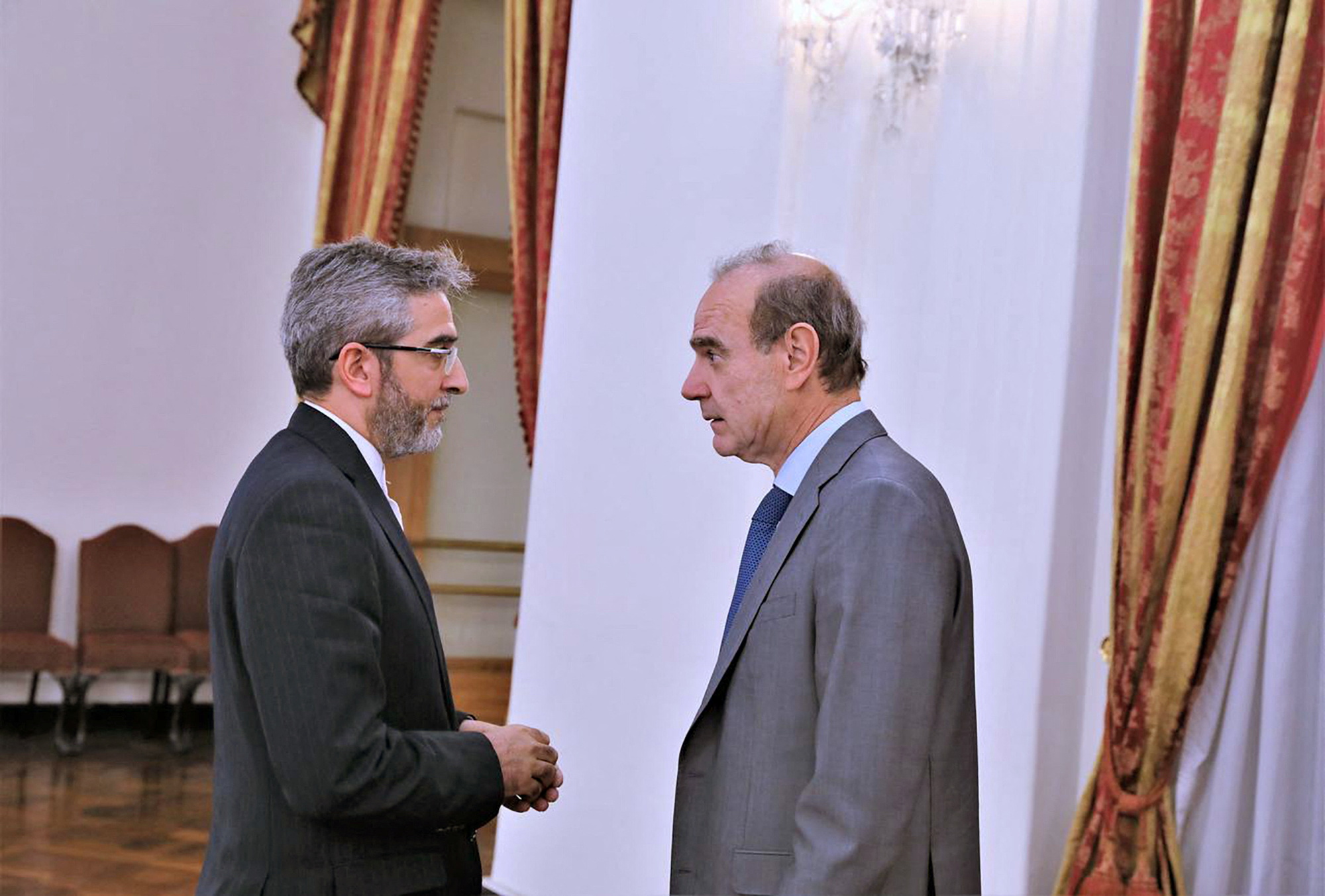 El Viceministro de Relaciones Exteriores y Negociador Principal Nuclear de Irán, Ali Bagheri Kani, habla con el Secretario General Adjunto del Servicio Europeo de Acción Exterior (EEAS), Enrique Mora, en Teherán, Irán, el 11 de mayo de 2022. Ministerio de Relaciones Exteriores de Irán/ WANA (Agencia de Noticias de Asia Occidental) vía REUTERS