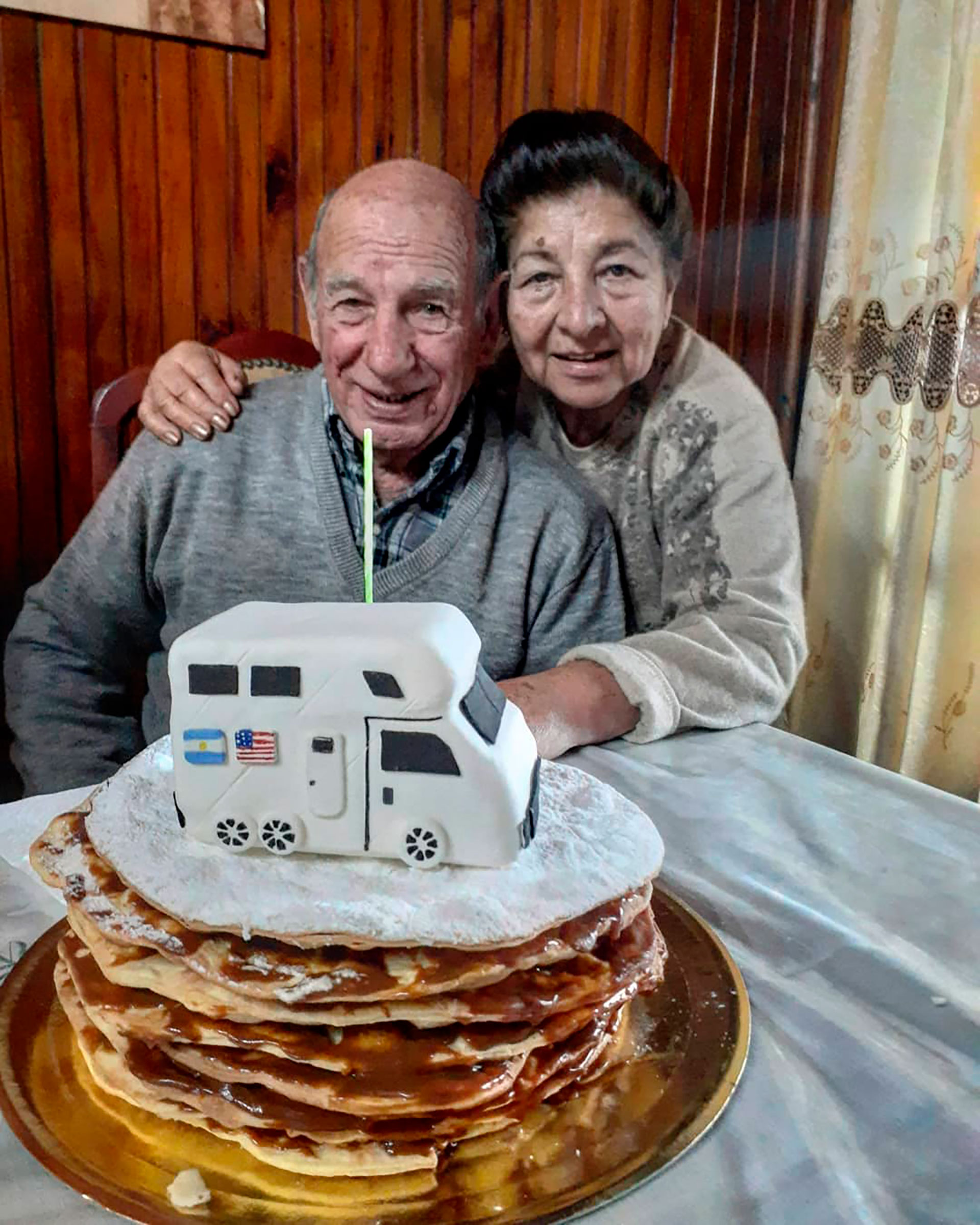 El cumpleaños 78 de Juan con una torta que ya tiene una mini motorhome sobre la torta (@proyectomiami2021)