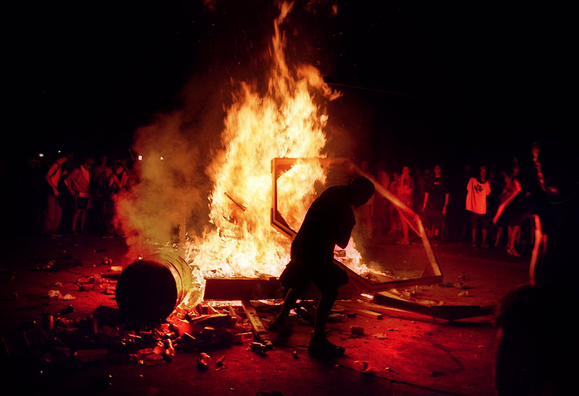 La última noche se produjeron graves disturbios. Se encendieron hogueras en muchos sectores del predio. Los incendios proliferaron (Photo by PH) PL KD BL1999 (Horiz) (At-Risk)