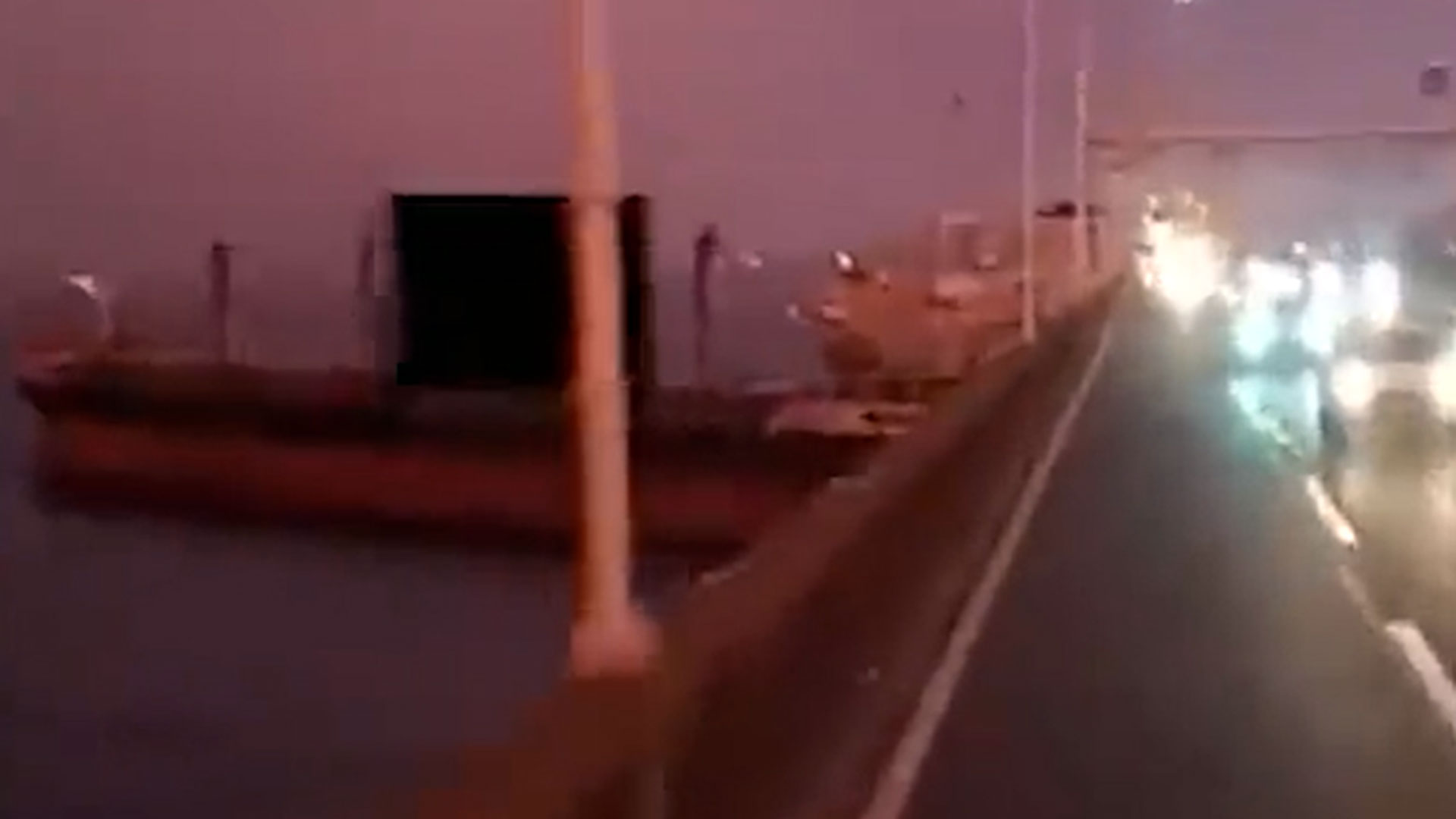 El barco tras el impacto contra el puente