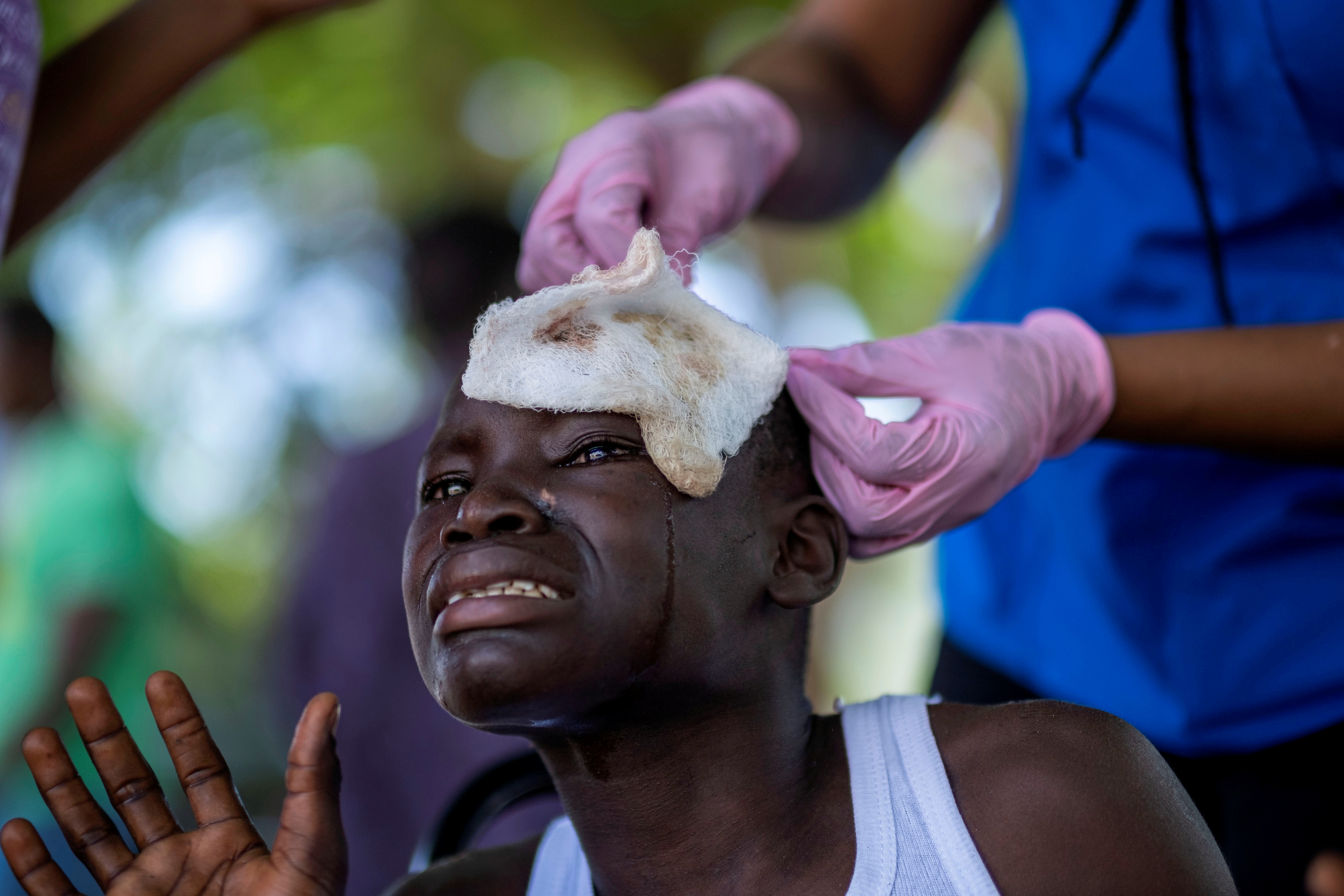 Un niño es atendido luego de haber resultado herido por el terremoto en Haití 