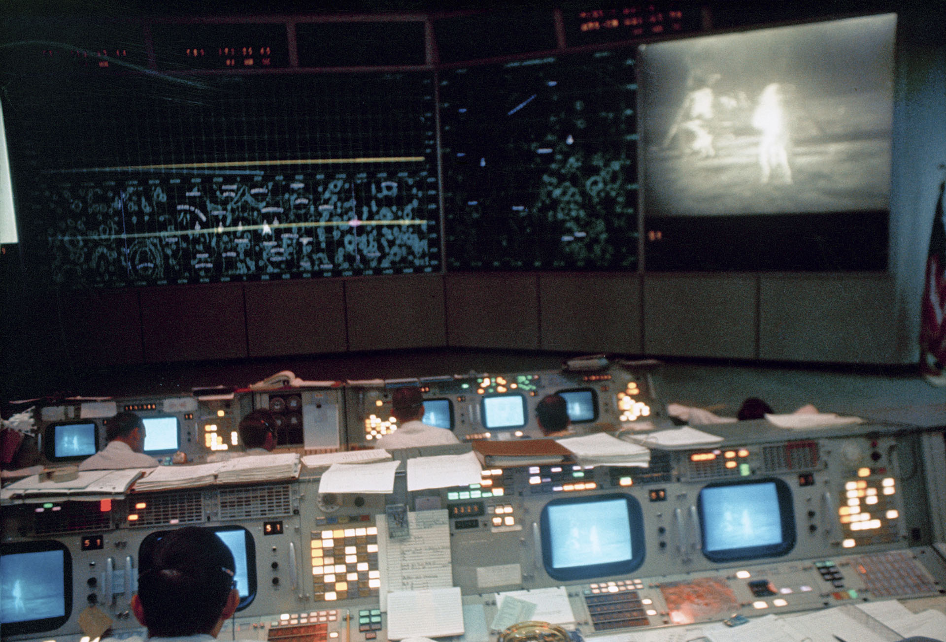 Cuando José Granda vio a los ingenieros en la sala de control de la misión Apolo 11, decidió que algún día estaría allí. (NASA via AP)
