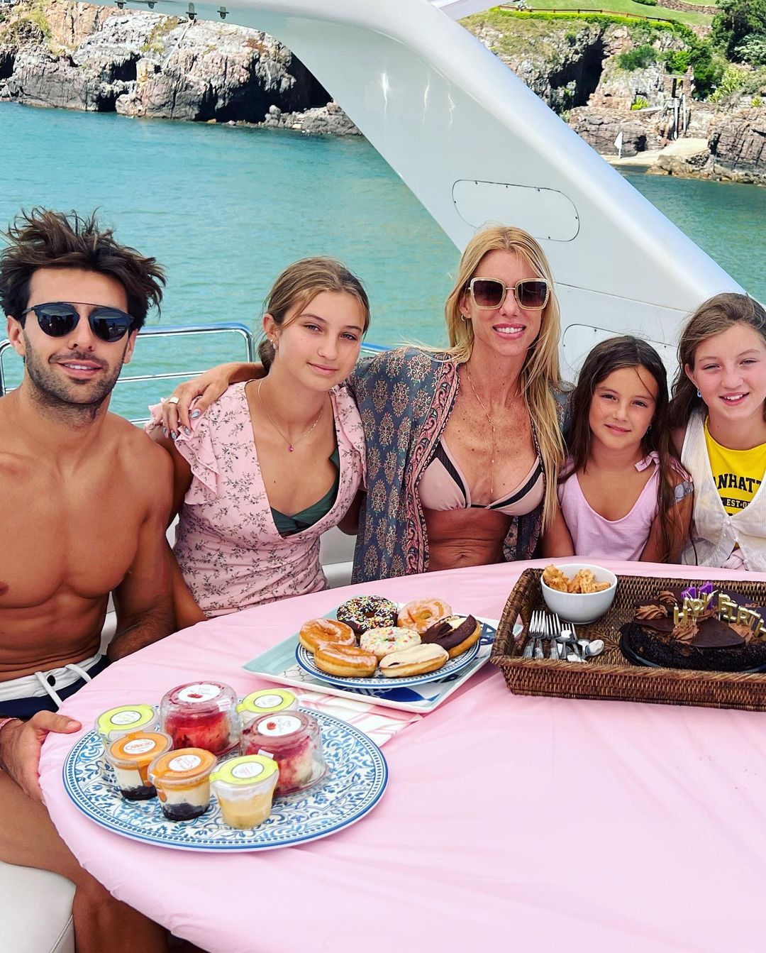 Nicole Neumann y Manu Urcera junto a las tres hijas de la modelo (Instagram)