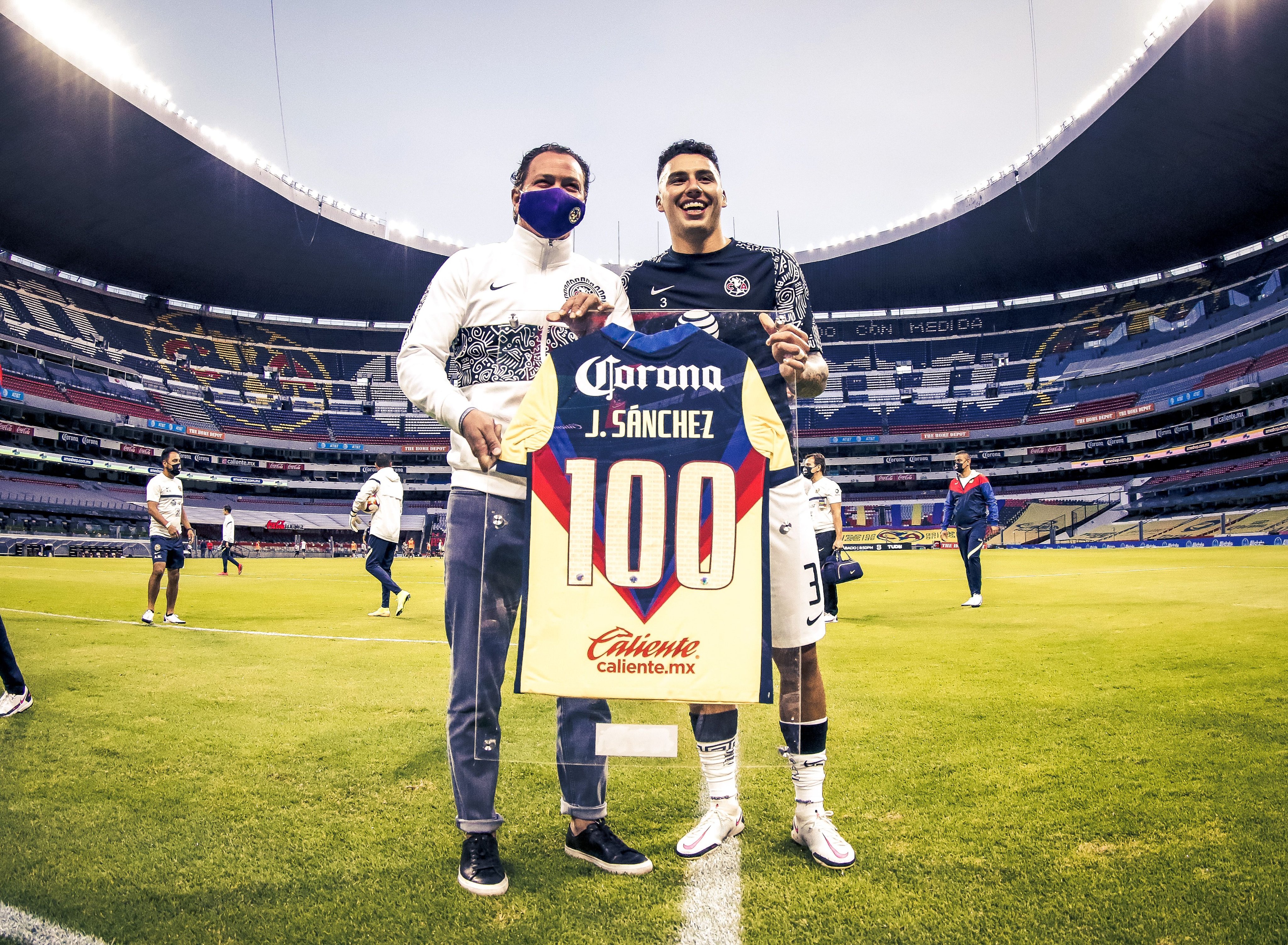 América realizó estos dos homenajes antes de su partido contra Necaxa -  Infobae