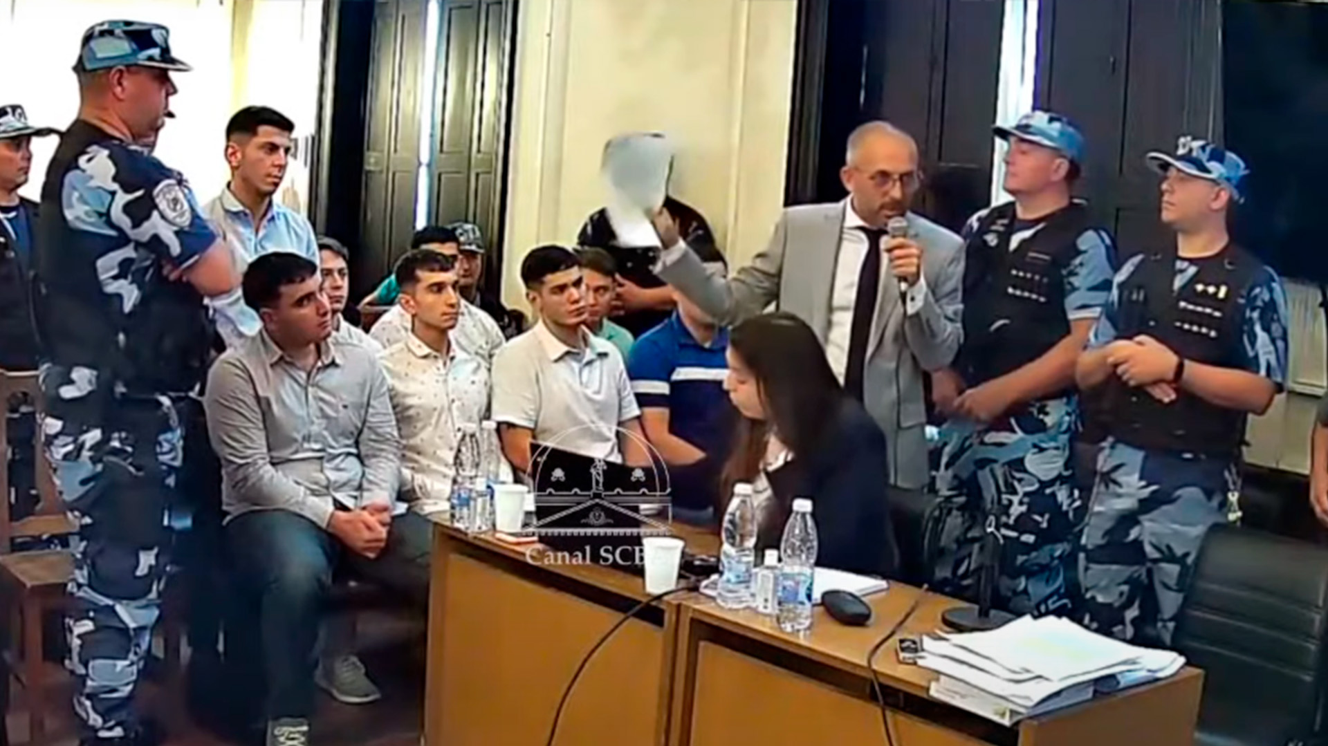 Audiencia: Hugo Tomei y los acusados en el juicio. (Captura de TV)