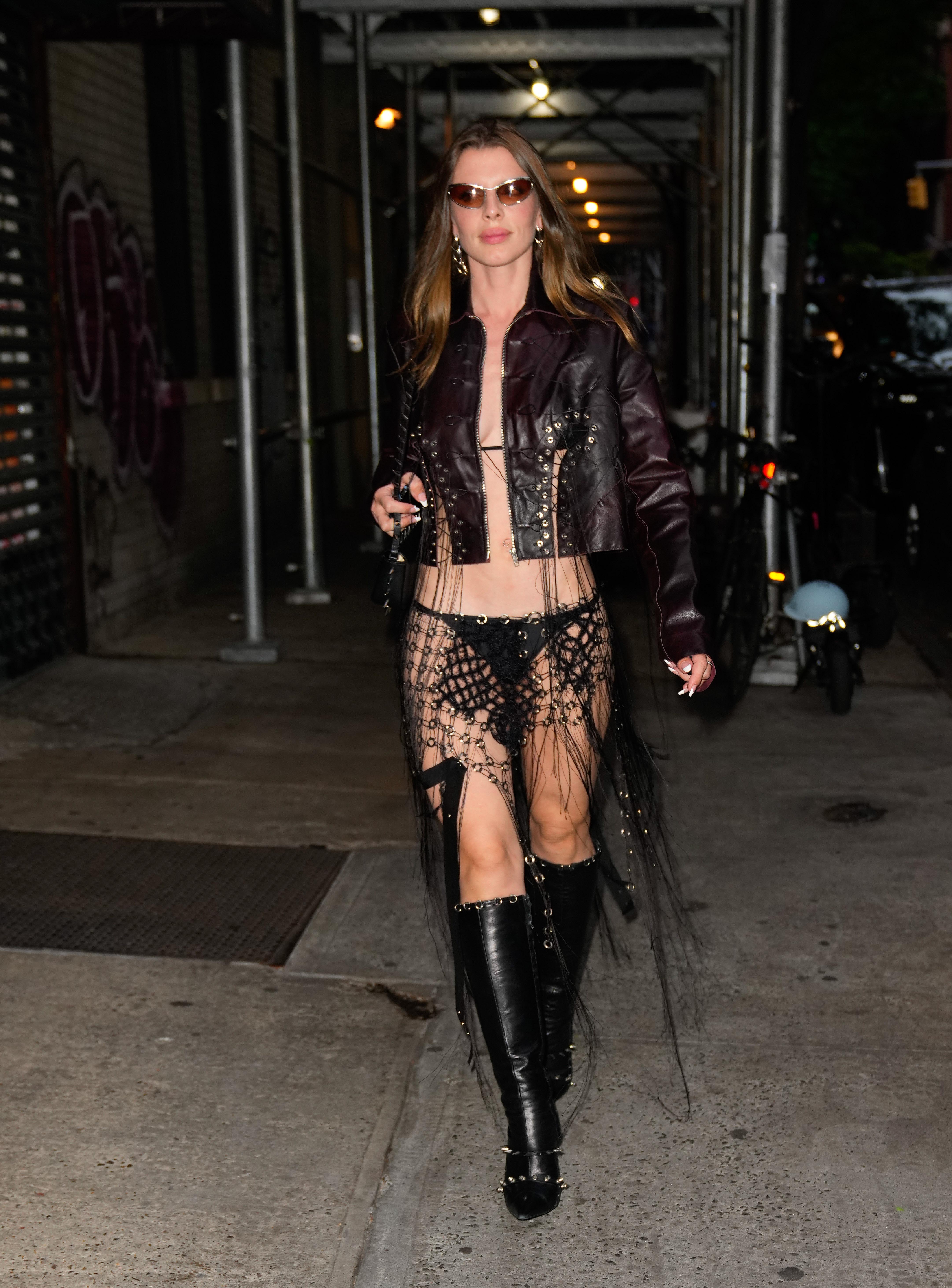 Julia Fox went out for the night in New York with an incredible style.  The actress and model wore a black bikini with many fringes, and accompanied it with a black leather jacket, combined with knee-high leather boots and glasses.