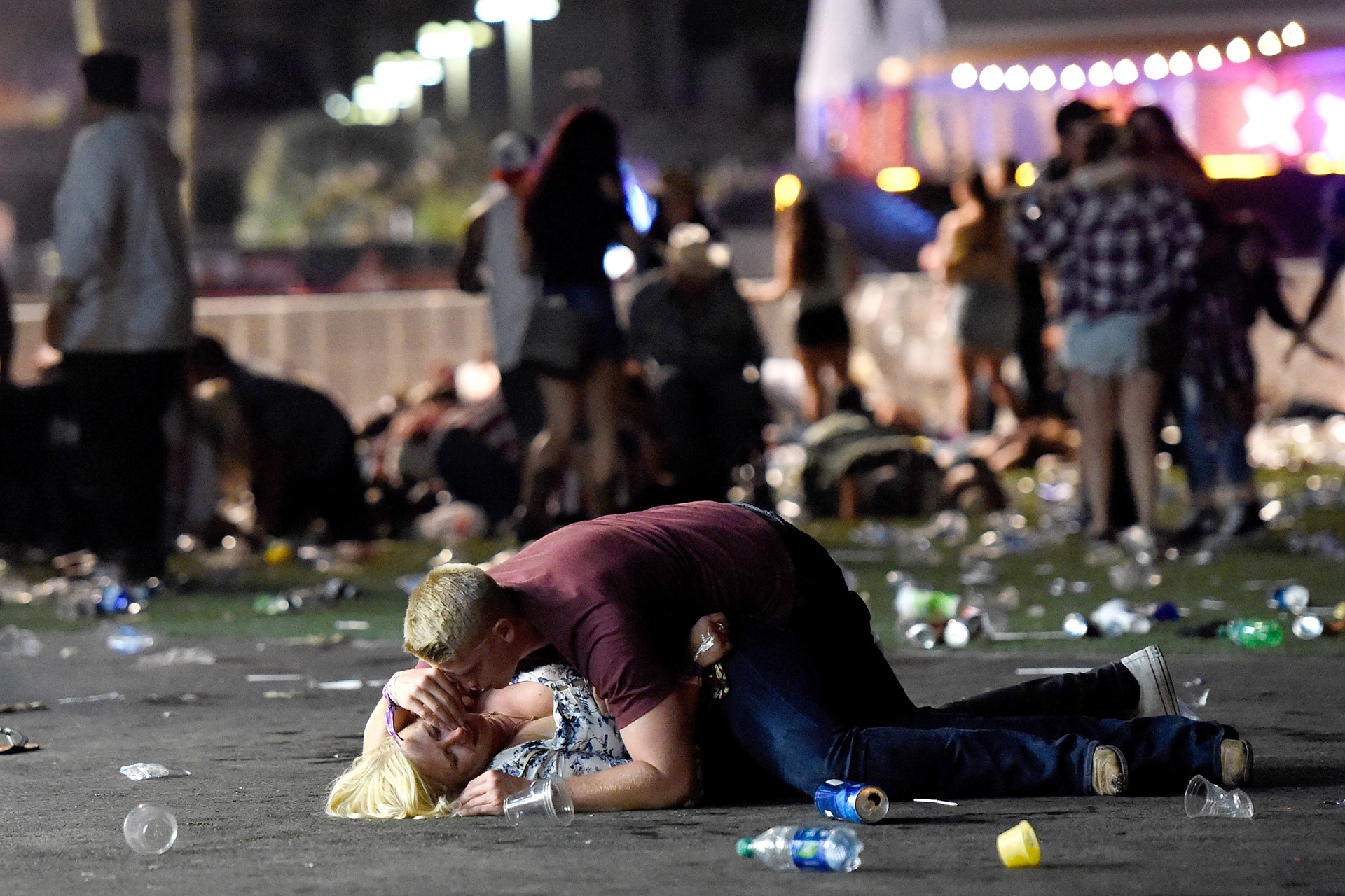Mathew Cobos se tira sobre una mujer herida para protegerla. Lo bautizaron "El Ángel de la Guarda Las Vegas" (David Becker/Getty Images/AFP)