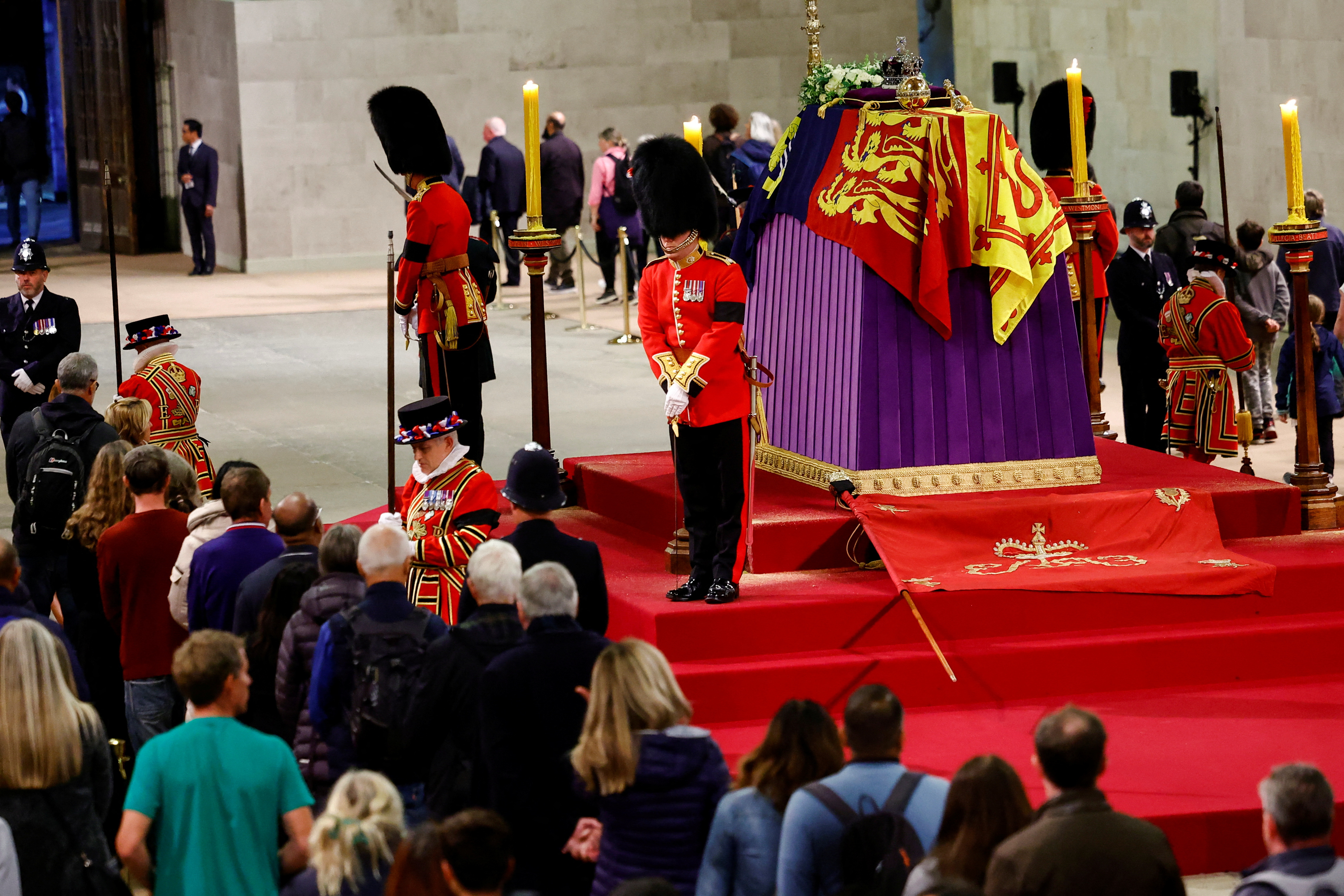 A minute of silence was given for the death of Queen Elizabeth II in the palace (REUTERS / Sarah Meyssonnier / Pool)