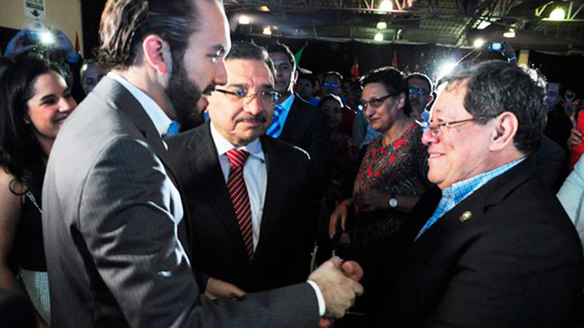 Nayib Bukele, antes de ser presidente, saluda a José Luis Merino, un dirigente del partido FMLN que ha sido operador de PDVSA en El Salvador y Centroamérica y quien fue investigado por lavado de dinero y tráfico de armas en El Salvador, Colombia y Estados Unidos.