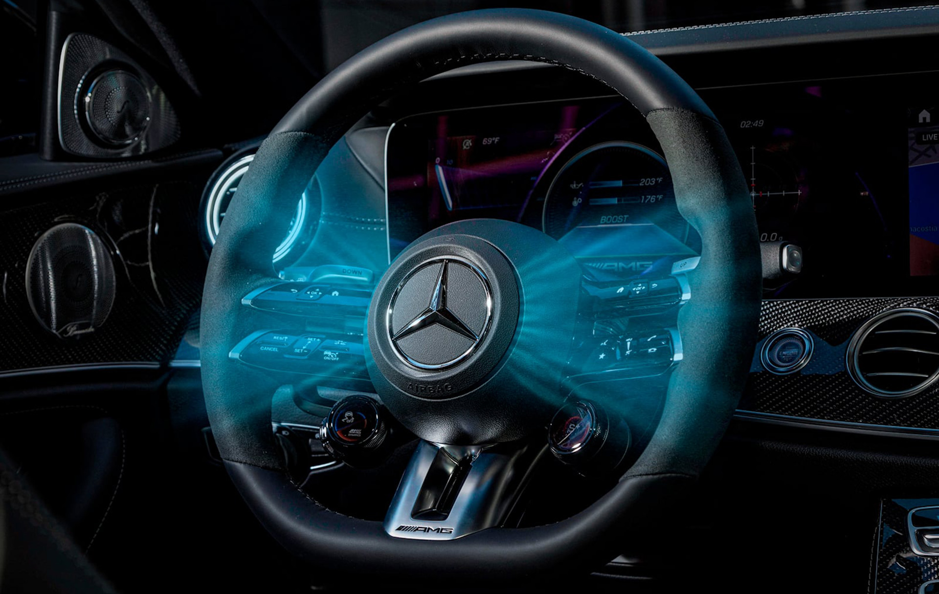 Si bien es una simulación del sistema, representa la idea conceptual. Mercedes-Benz patentó un sistema de refrigeración para el conductor, que sale del volante