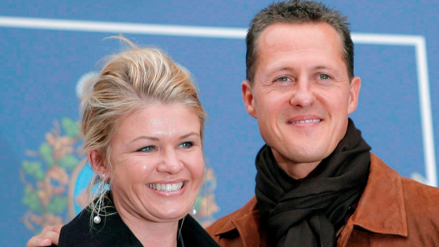 Fotografía de archivo tomada el 26 de octubre de 2007 que muestra al siete veces campeón de Fórmula Uno, Michael Schumacher (d), y a su mujer, Corinna (i). EFE/ J.l.cereijido/Archivo
