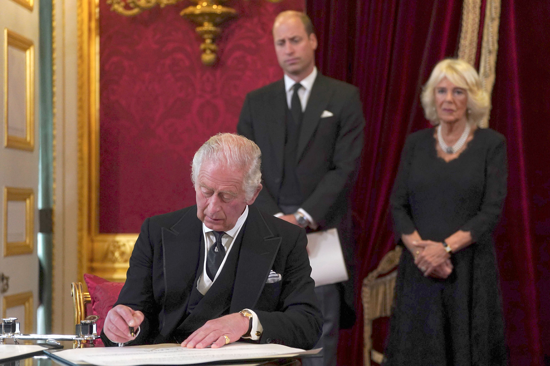 En el acto de proclamación, las manos de Carlos III se veían enrojecidas e hinchadas (AP)