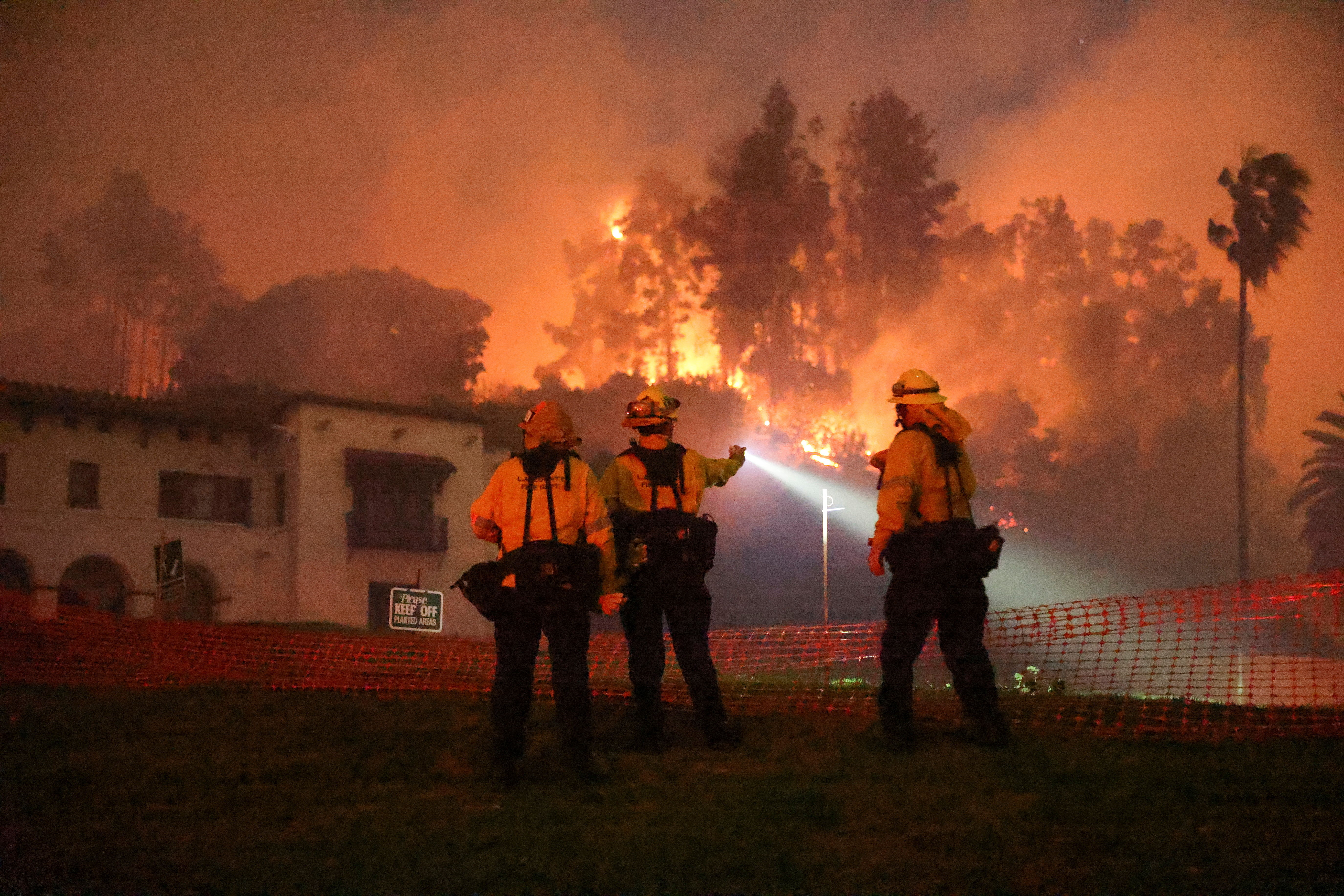 El devastador incendio en las colinas de Hollywood amenaza el emblem�tico Paseo de la Fama: hay alerta amarilla y al menos 130 mil evacuados - Infobae
