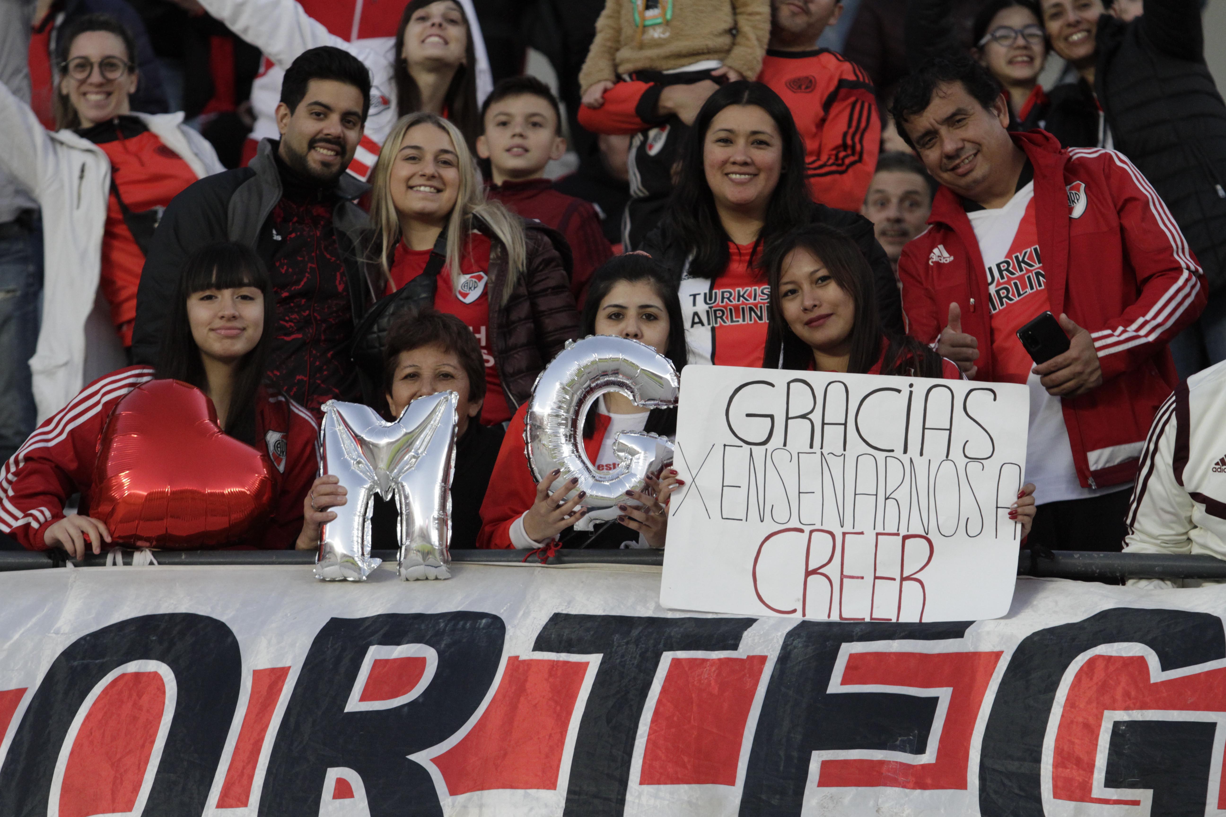 "Gracias por enseñarnos a creer", reza uno de los carteles, basado en el pedido del DT en el camino de la Libertadores 2018. Y las iniciales, "MG", con globos