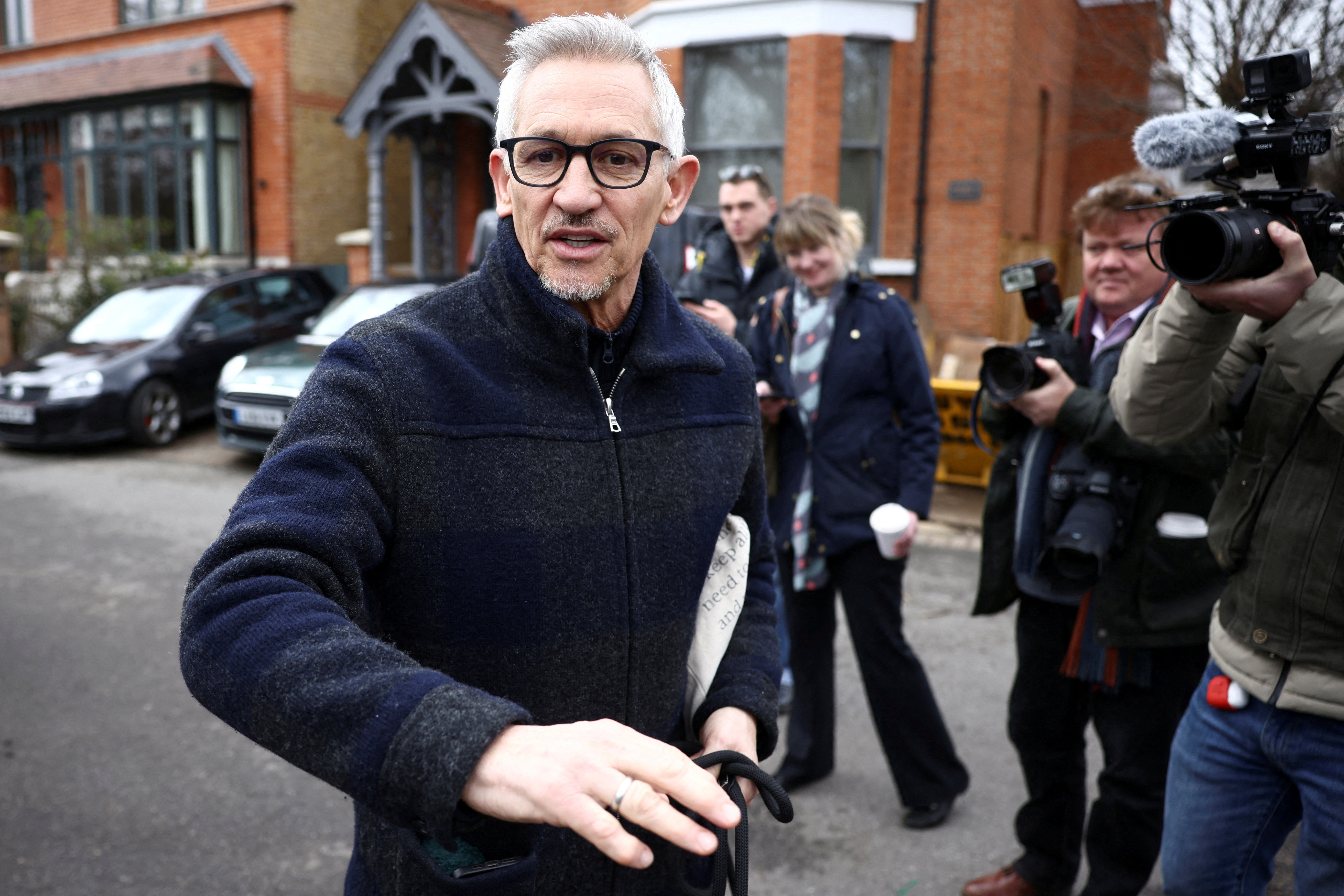 El ex futbolista británico y presentador de la BBC Gary Lineker sale de su casa en Londres, Gran Bretaña, el 12 de marzo de 2023. REUTERS/Henry Nicholls/Archivo