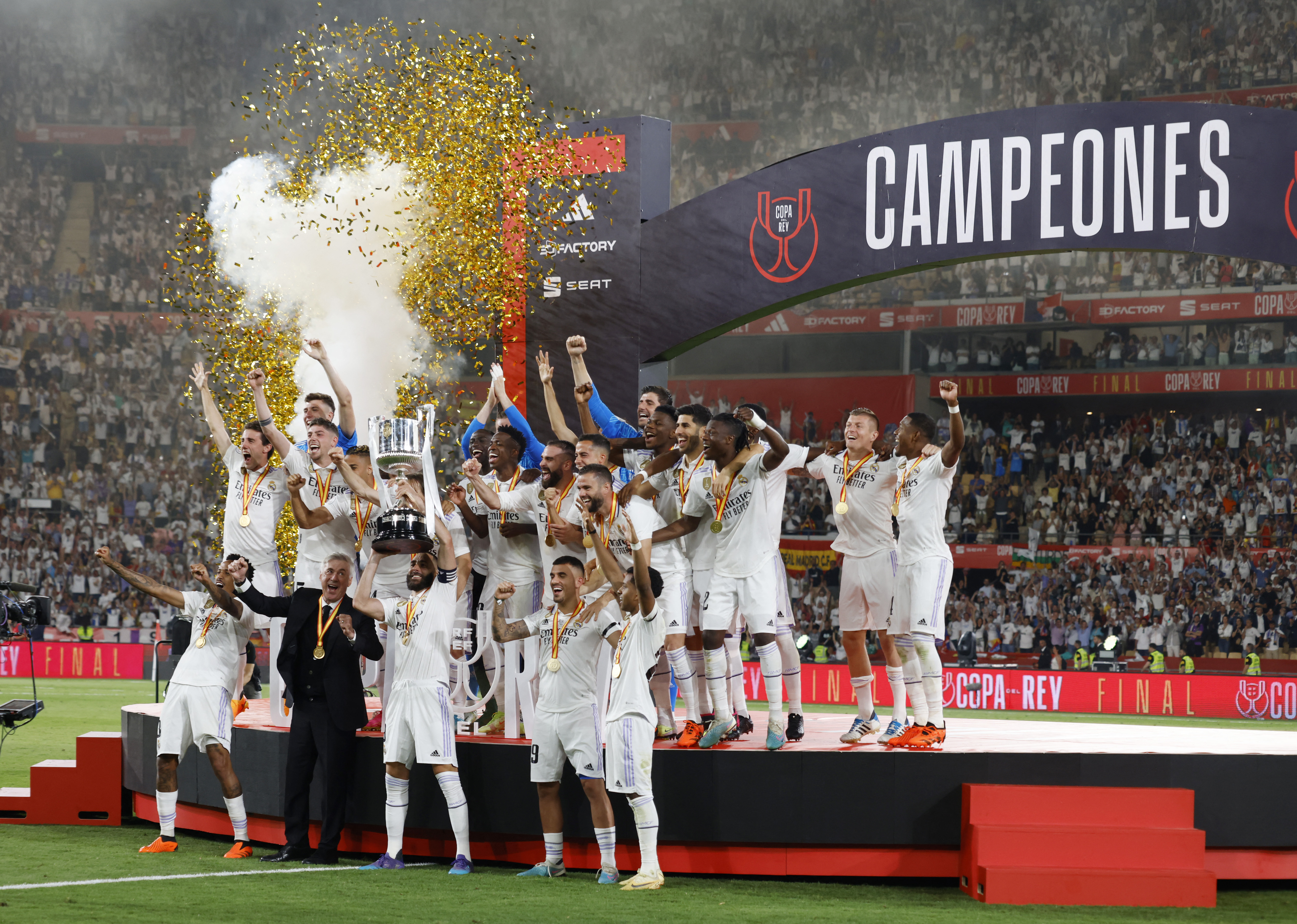 Karim Benzema levanta la Copa del Rey (REUTERS/Marcelo Del Pozo)
