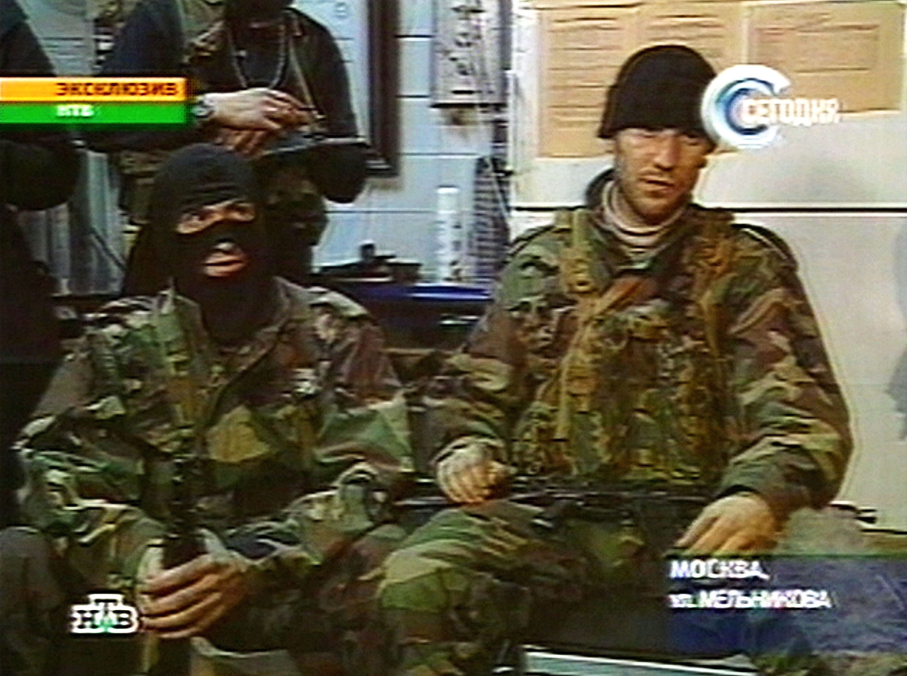 Caputra de video del 25 de octubre, cuando los chechenos separatistas hablaba con un canal de televisión, mientras tenían como rehenes a 600 persona. Amenazaban con volar el teatro a menos que las tropas rusas abandonaran Chechenia. (Photo by NTV/Getty Images)