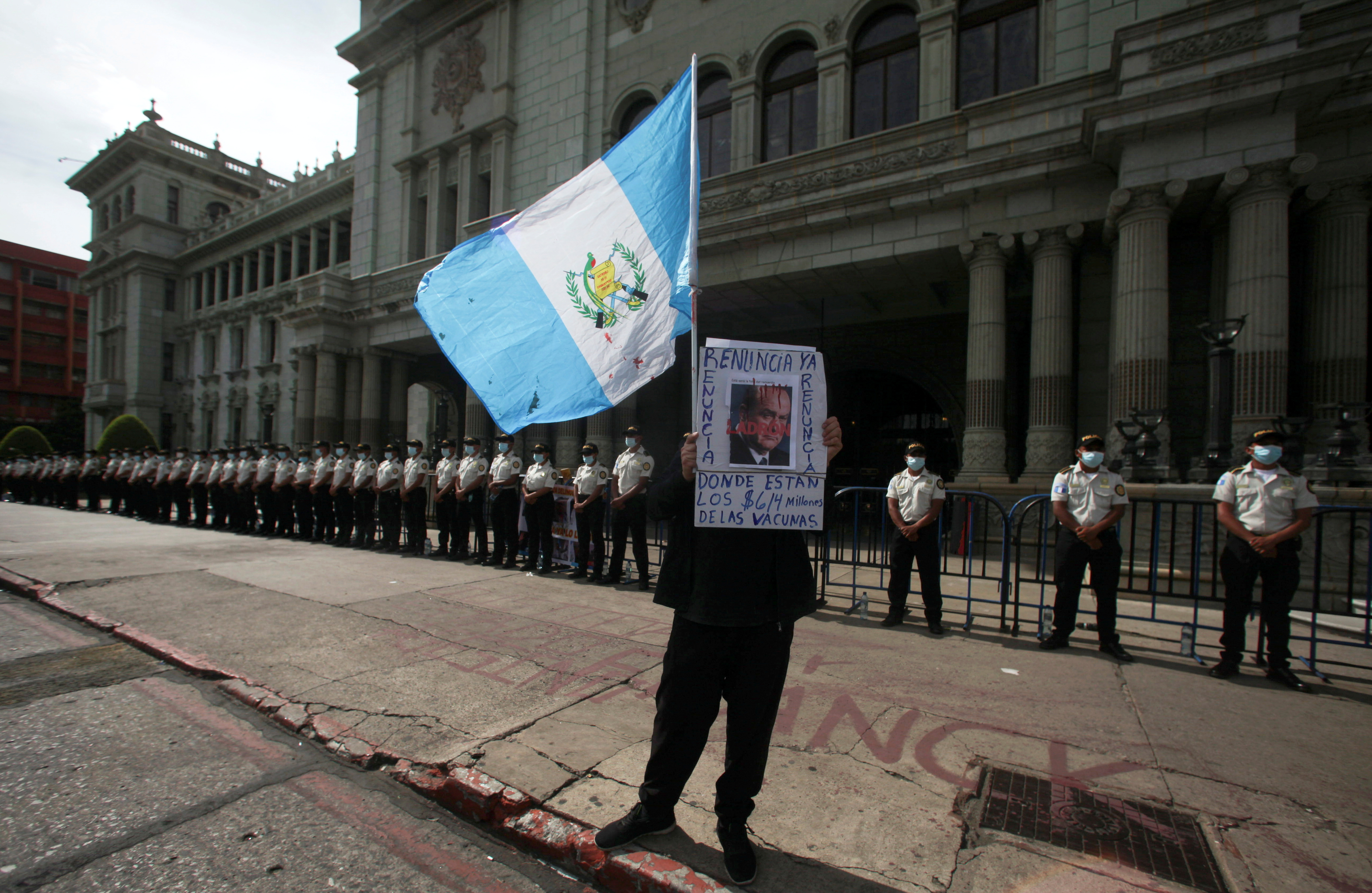 Cientos de personas protestaron frente al Ministerio Público portando carteles con frases como “Consuelo de los corruptos”, “Yo apoyo al Fiscal Sandoval” y “Fuera corrupta” (FOTO: REUTERS)