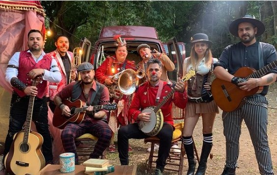 La banda Triciclo Circus Band se caracteriza por vestirse como payasos circenses durante sus presentaciones (Captura Ig: @triciclocircusband)