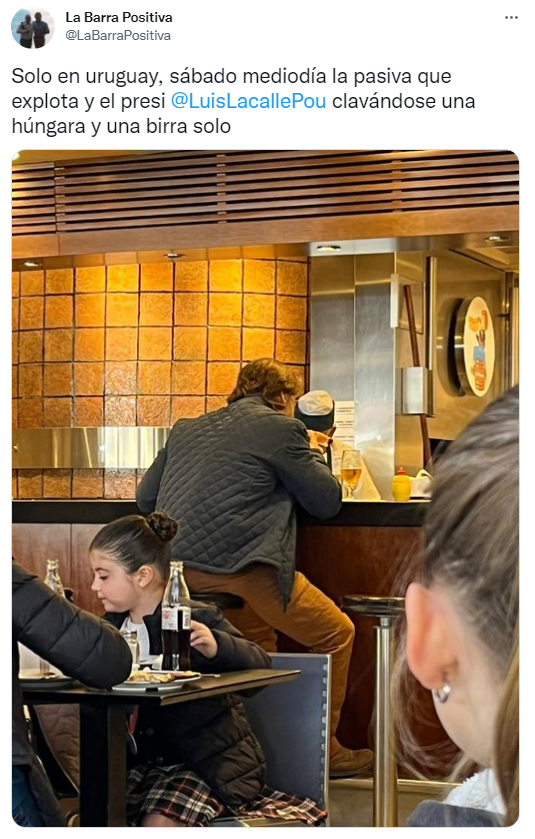 Lacalle Pou almuerza en un restaurante de Montevideo