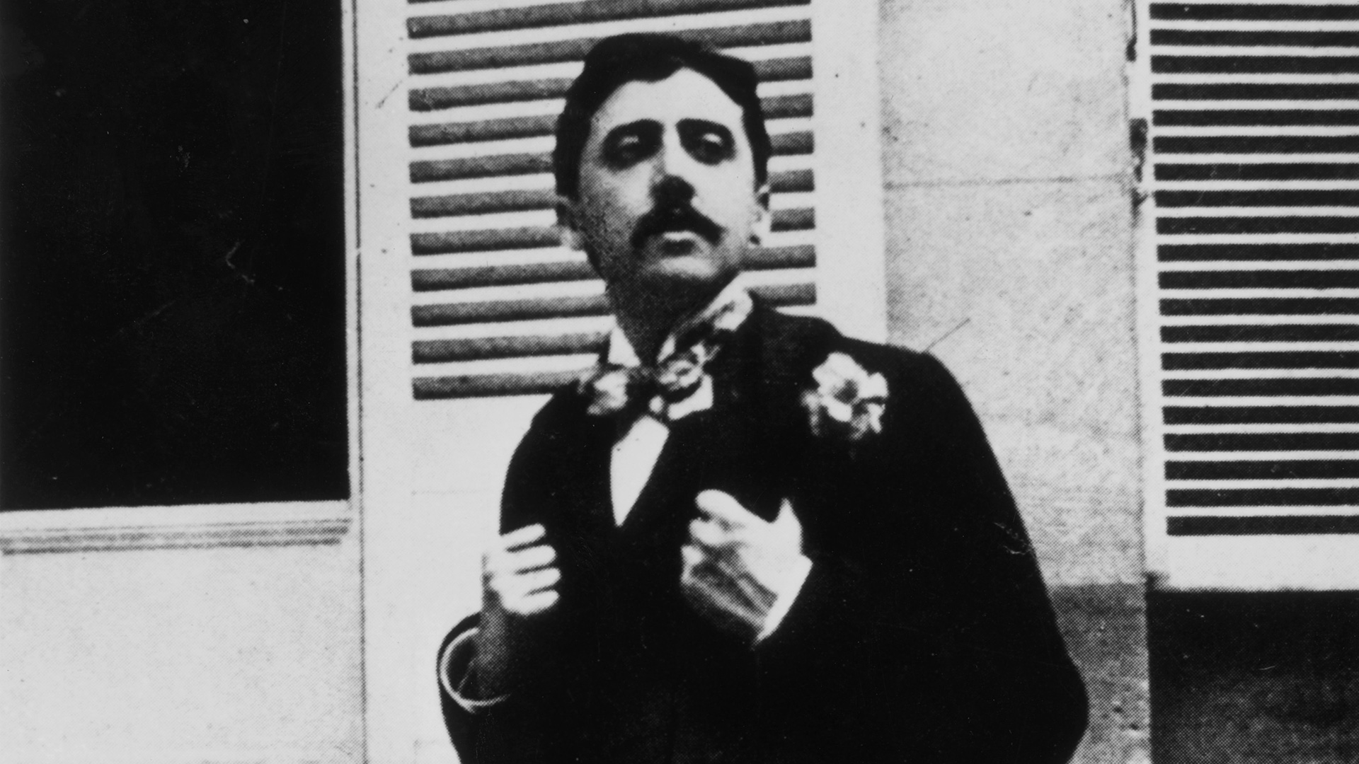 El escritor francés Marcel Proust sentado frente a una ventana, hacia 1910.  (Hulton Archive/Getty Images)