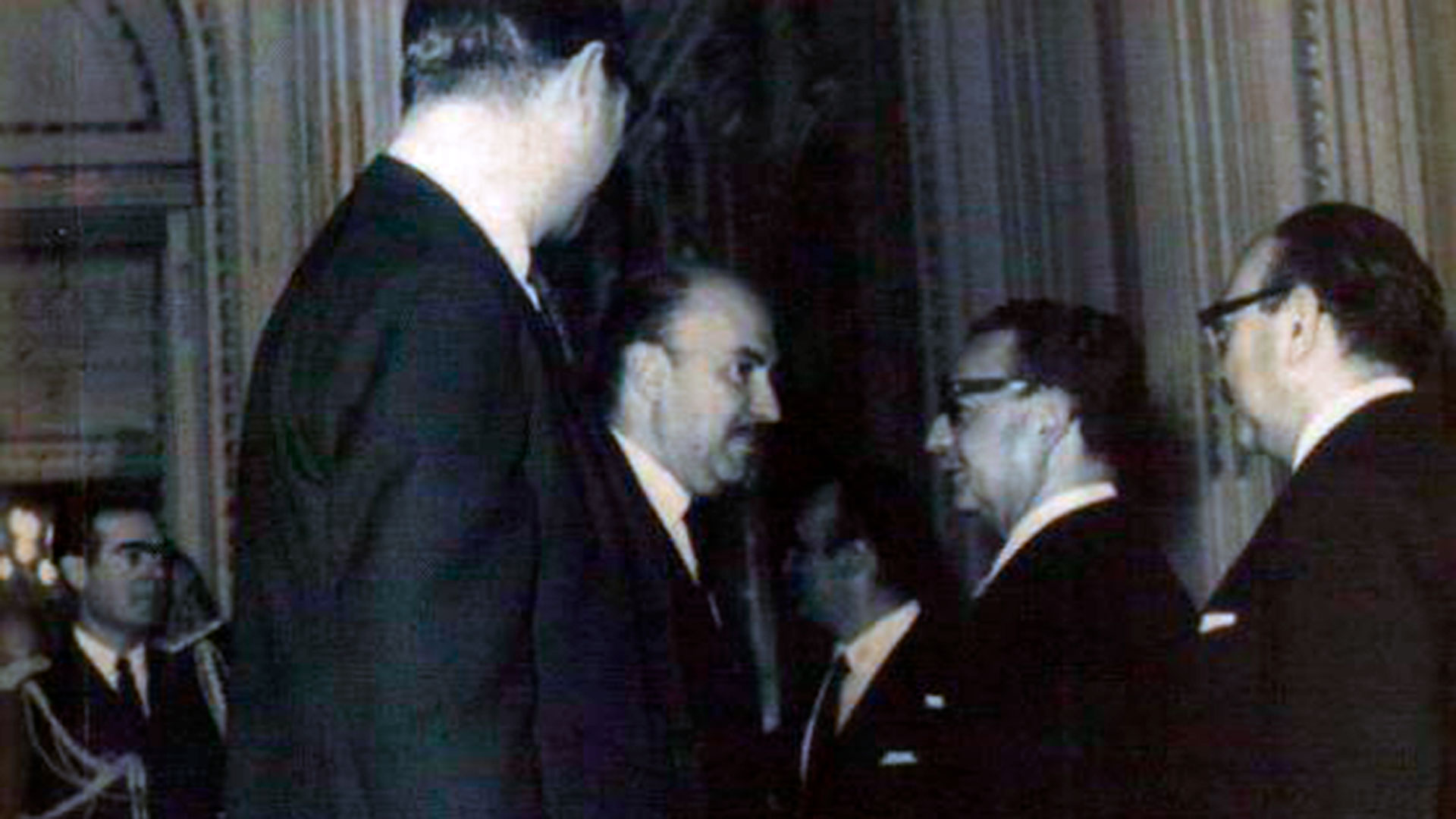 El embajador Javier Teodoro Gallac saludando al presidente de Chile Salvador Allende