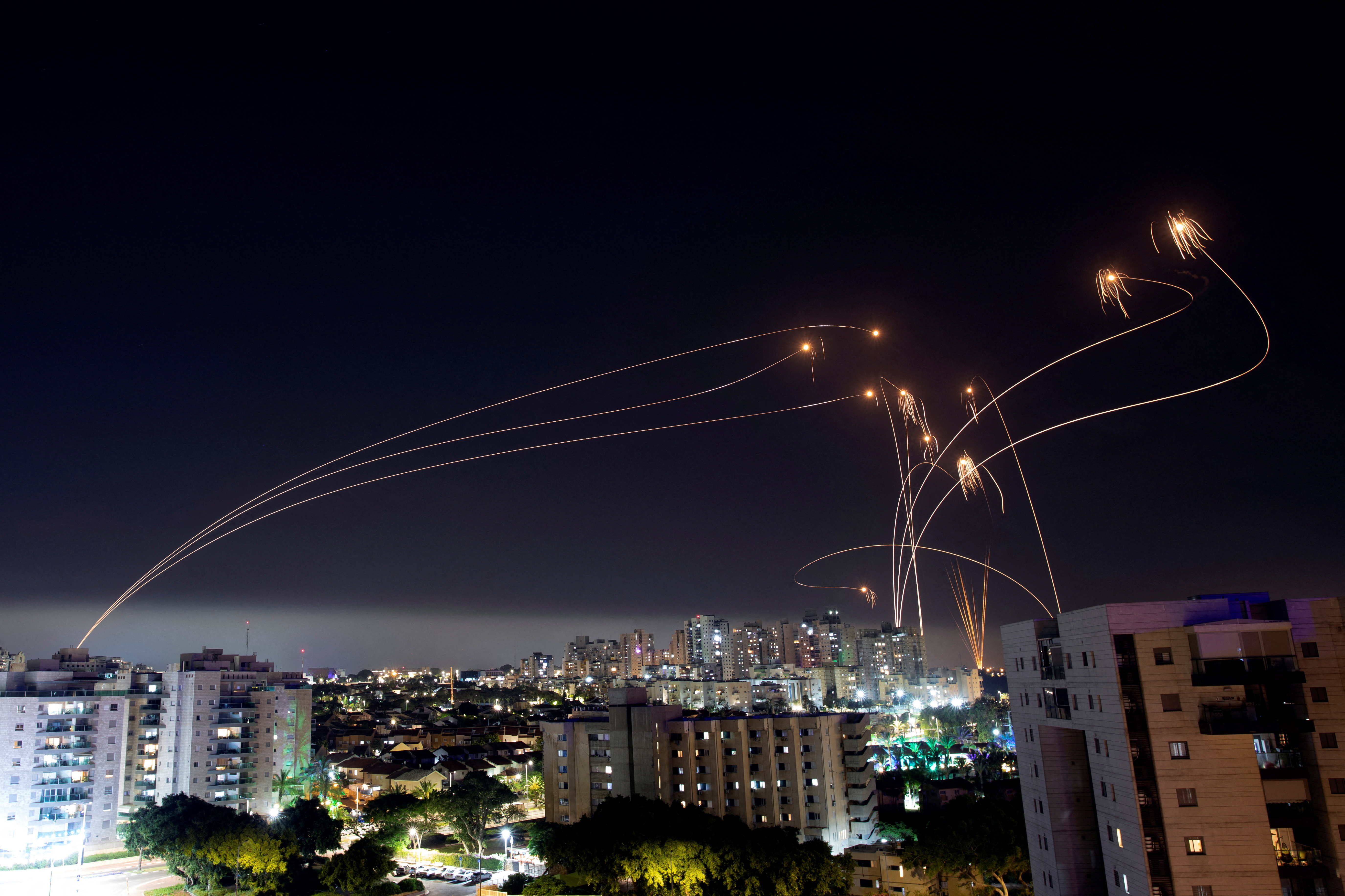 El sistema antimisiles israelí Cúpula de Hierro intercepta cohetes lanzados desde la Franja de Gaza, visto desde la ciudad de Ashkelon, Israel 11 de mayo de 2023. REUTERS/Amir Cohen 