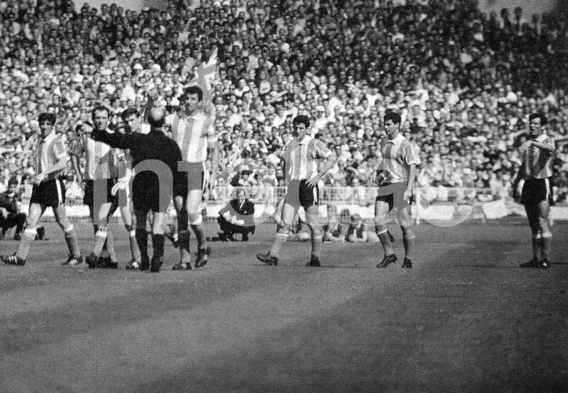 Antonio Rattín es expulsado en un partido entre Inglaterra y Argentina en el Mundial de 1966, iniciando una rivalidad histórica entre ambos seleccionados