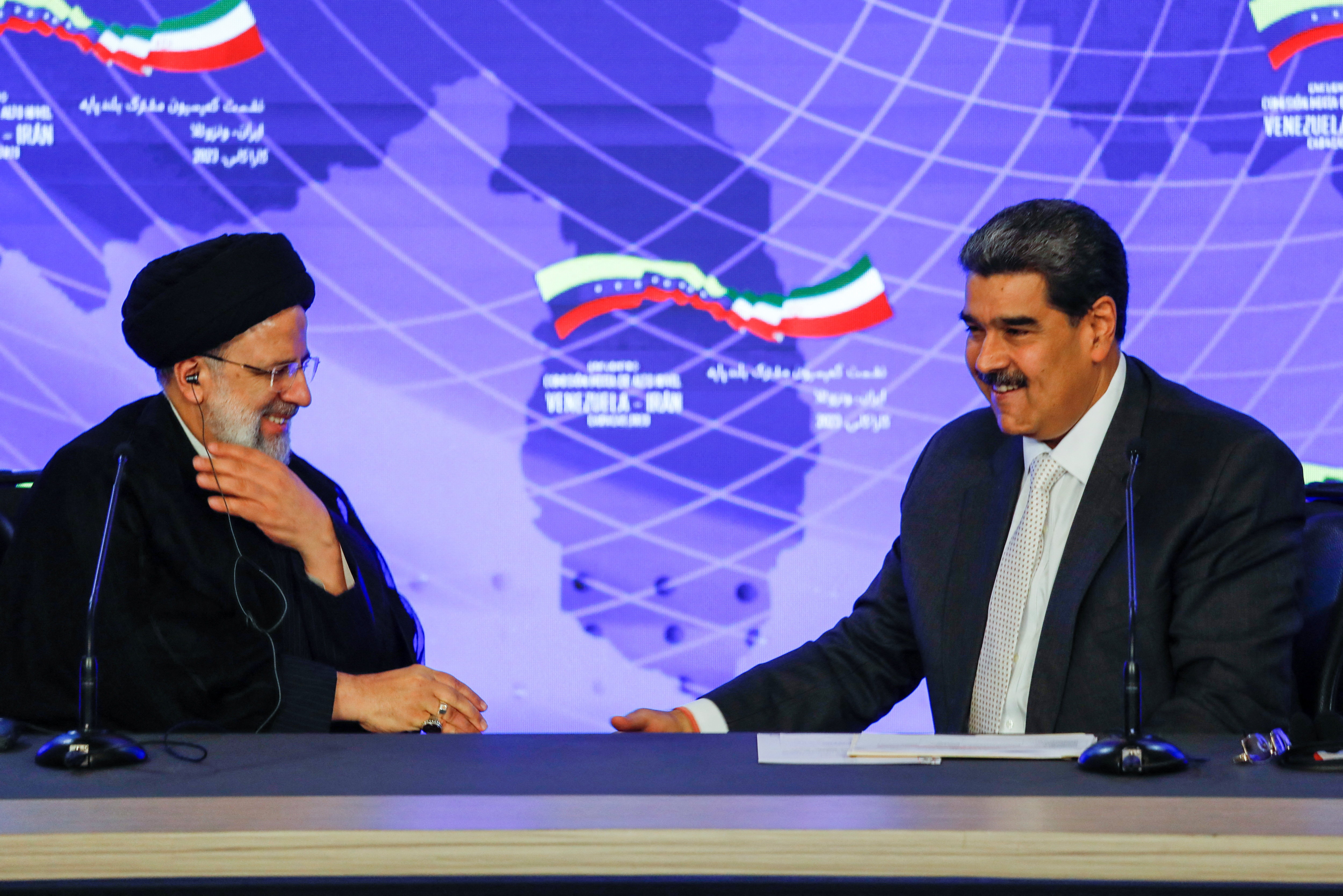 Ebrahim Raisi y Nicolás Maduro anunciaron la firma de 25 acuerdos entre Irán y Venezuela en un acto en el Palacio de Miraflores, en Caracas, este 12 de junio de 2023 (REUTERS/Leonardo Fernández Viloria)