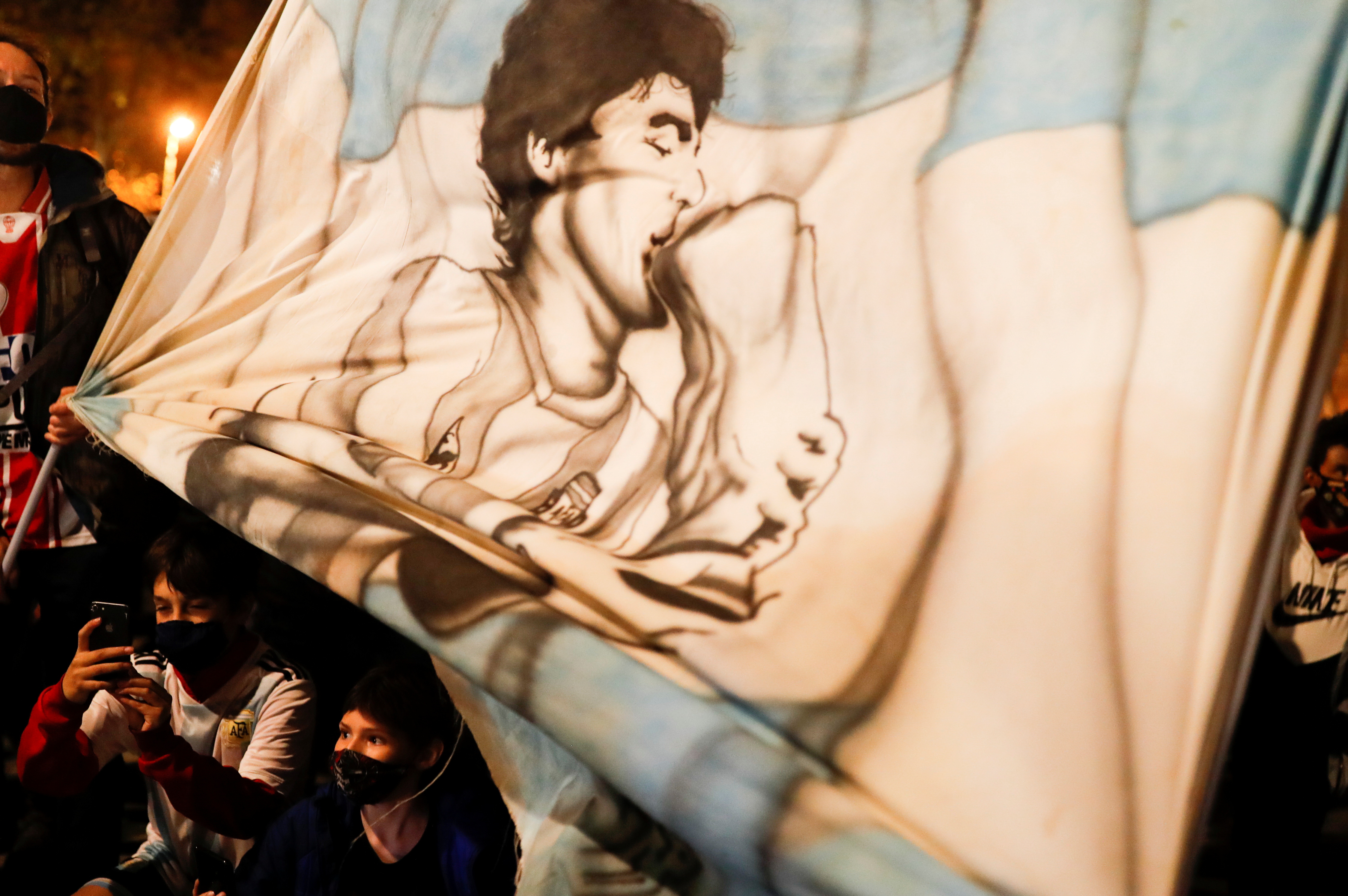 Argentinos autoconvocados llevaron banderas, camisetas y pancartas en recuerdo al Diez