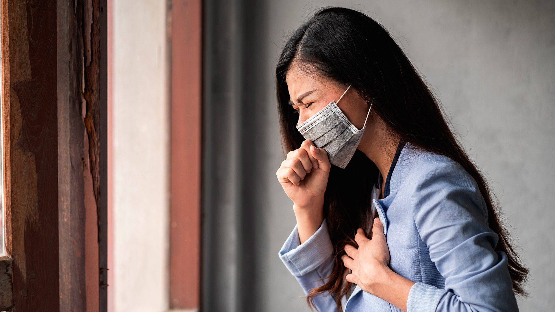 Por qué las nuevas subvariantes de Ómicron provocan más “resfríos”, tos y dolor de garganta
