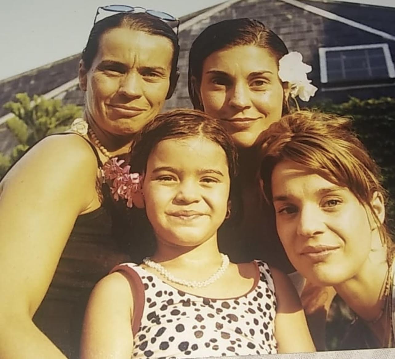 Leticia Brédice junto a sus hermanas, Valeria (izquierda), Marisa (centro, arriba), y la hija de esta, Ananda, también actriz